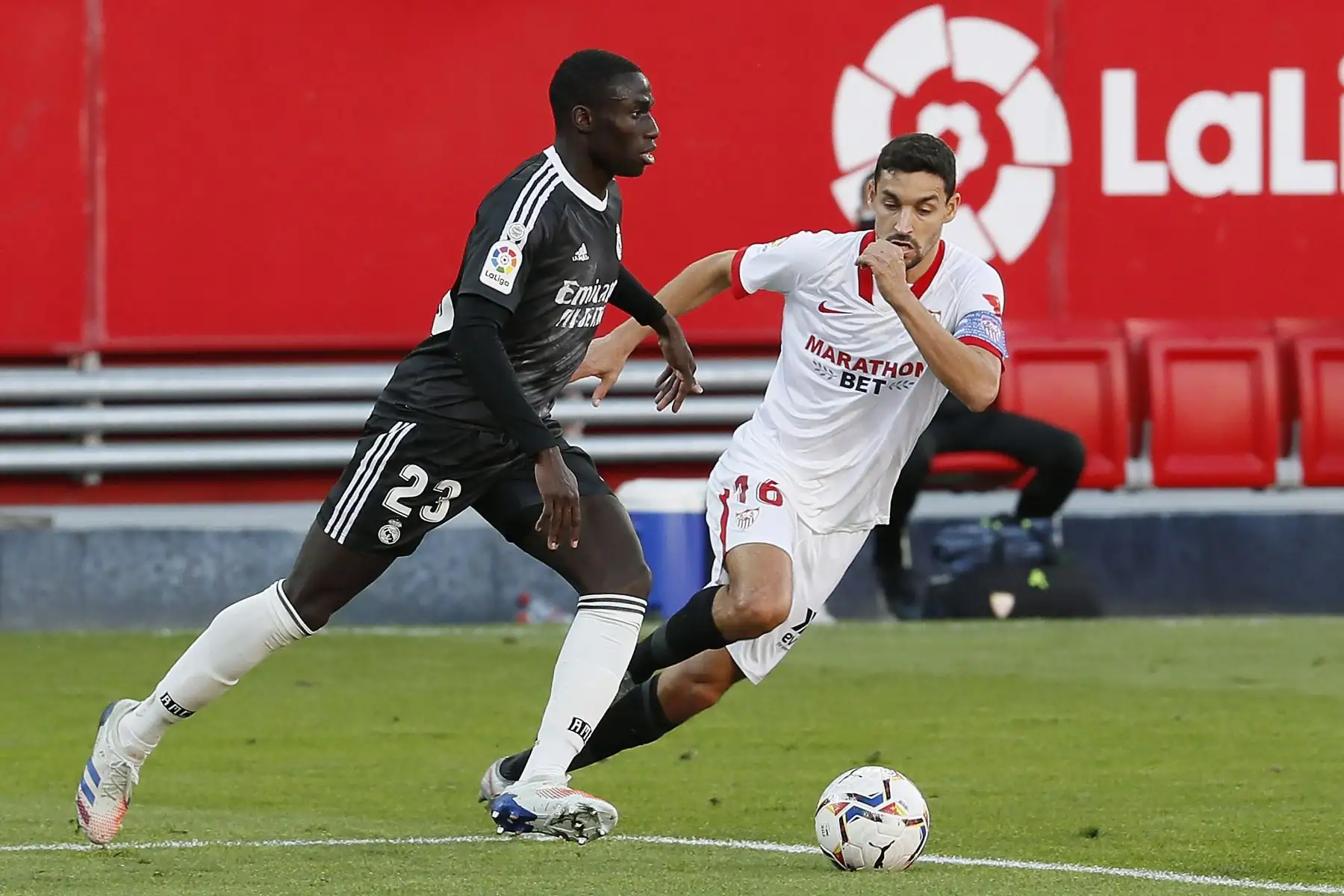 El defensa del Sevilla Jesús Navas presiona al defensa francés del Real Madrid Ferland Mendy durante el partido de LaLiga disputado este sábado en el estadio Sánchez Pizjuán. Foto: EFE