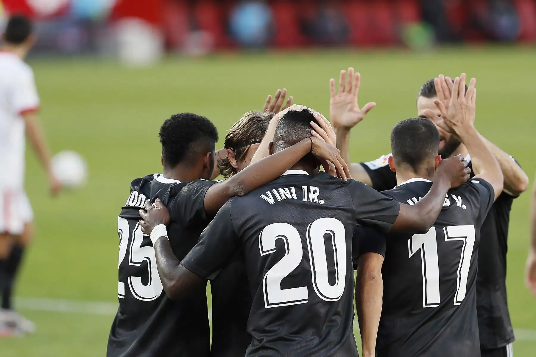Los jugadores del Real Madrid celebran el primer gol ante el del Sevilla durante el partido de LaLiga disputado este sábado en el estadio Sánchez Pizjuán. Foto: EFE