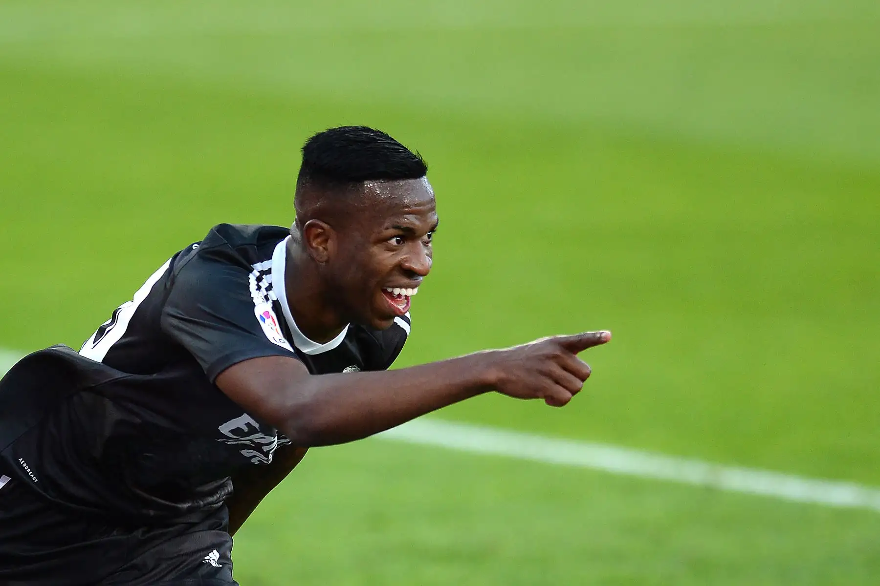 El delantero brasileño del Real Madrid Vinicius Junior celebra tras marcar un gol en complicidad al arquero rival durante el partido de fútbol de la Liga española. Foto: AFP