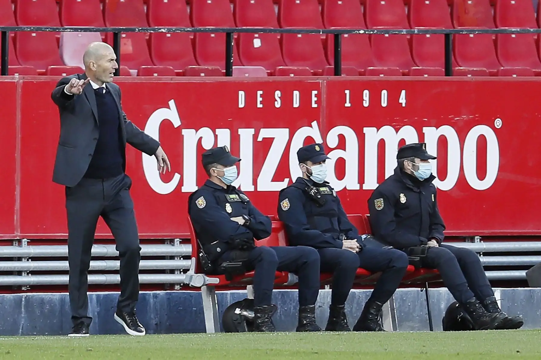 El entrenador del Real Madrid, el francés Zinedine Zidane, dirige a su equipo durante el partido ante el Sevilla, en el estadio Sánchez Pizjuán. Foto: EFE