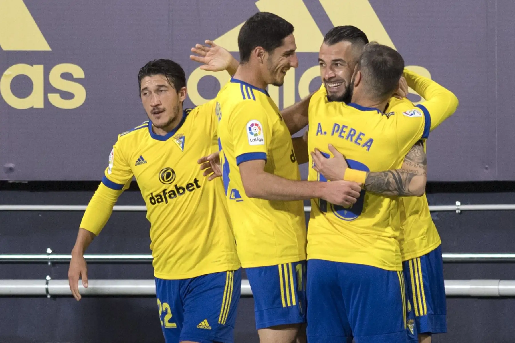 El delantero español de Cádiz, Álvaro Negredo, celebra con sus compañeros de equipo tras anotar durante el partido de fútbol de la Liga española entre Cádiz y Barcelona en el estadio Ramón de Carranza de Cádiz. Foto:AFP