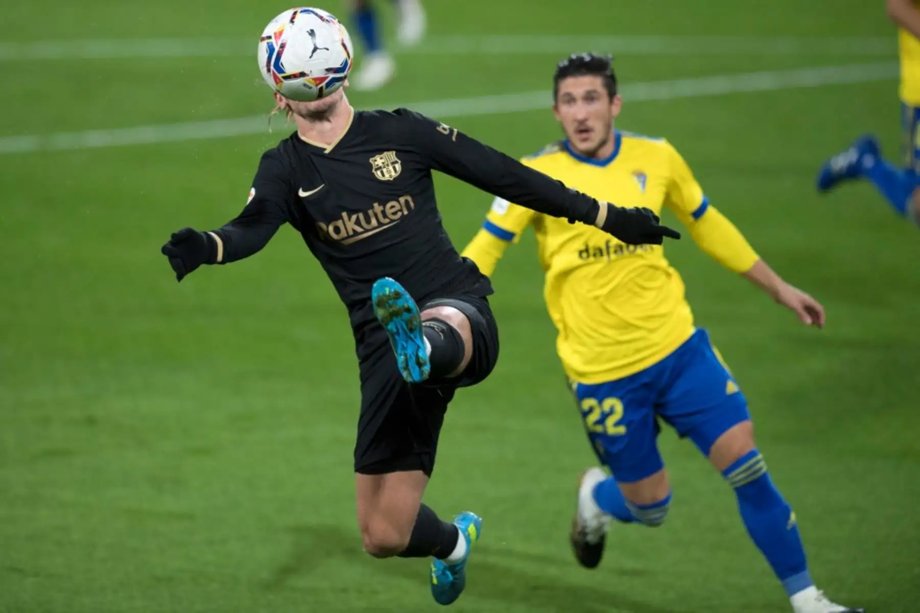 El delantero francés de Barcelona Antoine Griezmann compite con el defensor uruguayo de Cádiz Luis Espino "Pacha" durante el partido de fútbol de la Liga española entre Cádiz y Barcelona en el estadio Ramón de Carranza de Cádiz. Foto:AFP