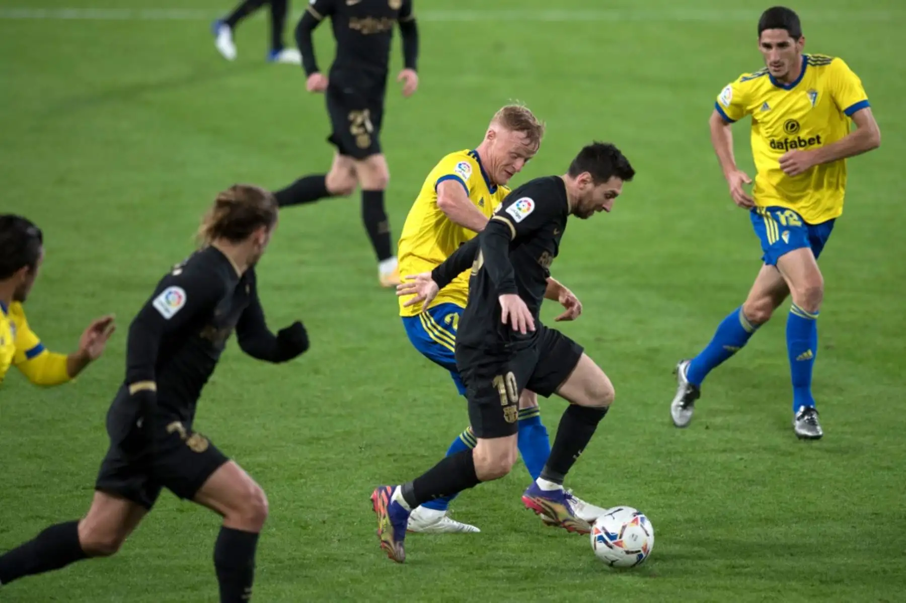 El centrocampista holandés de Cádiz Jens Jonsson, compite con el delantero argentino de Barcelona Lionel Messi durante el partido de fútbol de la Liga española entre Cádiz y Barcelona en el estadio Ramón de Carranza de Cádiz. Foto:AFP