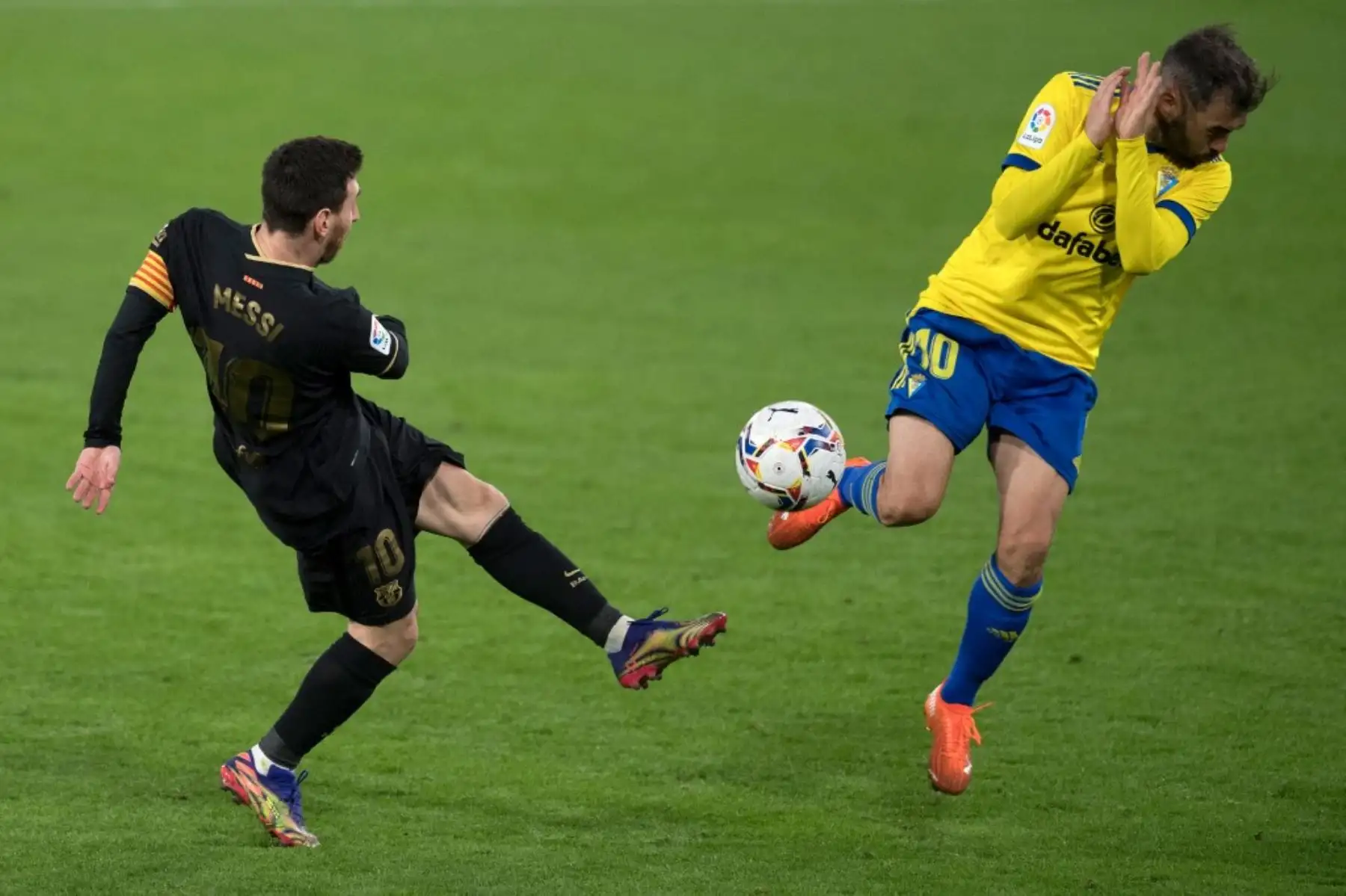 El delantero argentino de Barcelona Lionel Messi,  compite con el centrocampista español de Cádiz Alberto Perea durante el partido de fútbol de la Liga española entre Cádiz y Barcelona en el estadio Ramón de Carranza en Cádiz.Foto:AFP