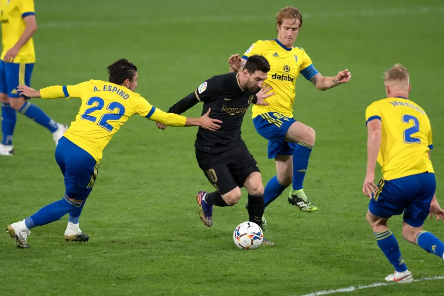 El defensor uruguayo del Cádiz Luis Espino, el centrocampista español Alex Fernández  y desafían al delantero argentino del Barcelona Lionel Messi durante el partido de fútbol de la Liga española entre Cádiz y Barcelona.Foto:AFP