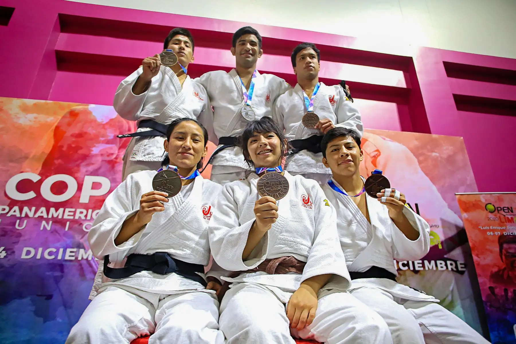 Un total de seis medallas obtuvo la selección nacional en el Open Panamericano de Judo 2020, que se llevó a cabo en el Polideportivo 3, administrado por el Proyecto Especial Legado Lima 2019.Dos preseas de oro y cuatro de bronce obtuvo el conjunto nacional en el primer día del certamen que se desarrolló en el recinto que fue remodelado para los Juegos Panamericanos y Parapanamericanos Lima 2019.   Foto : ANDINA