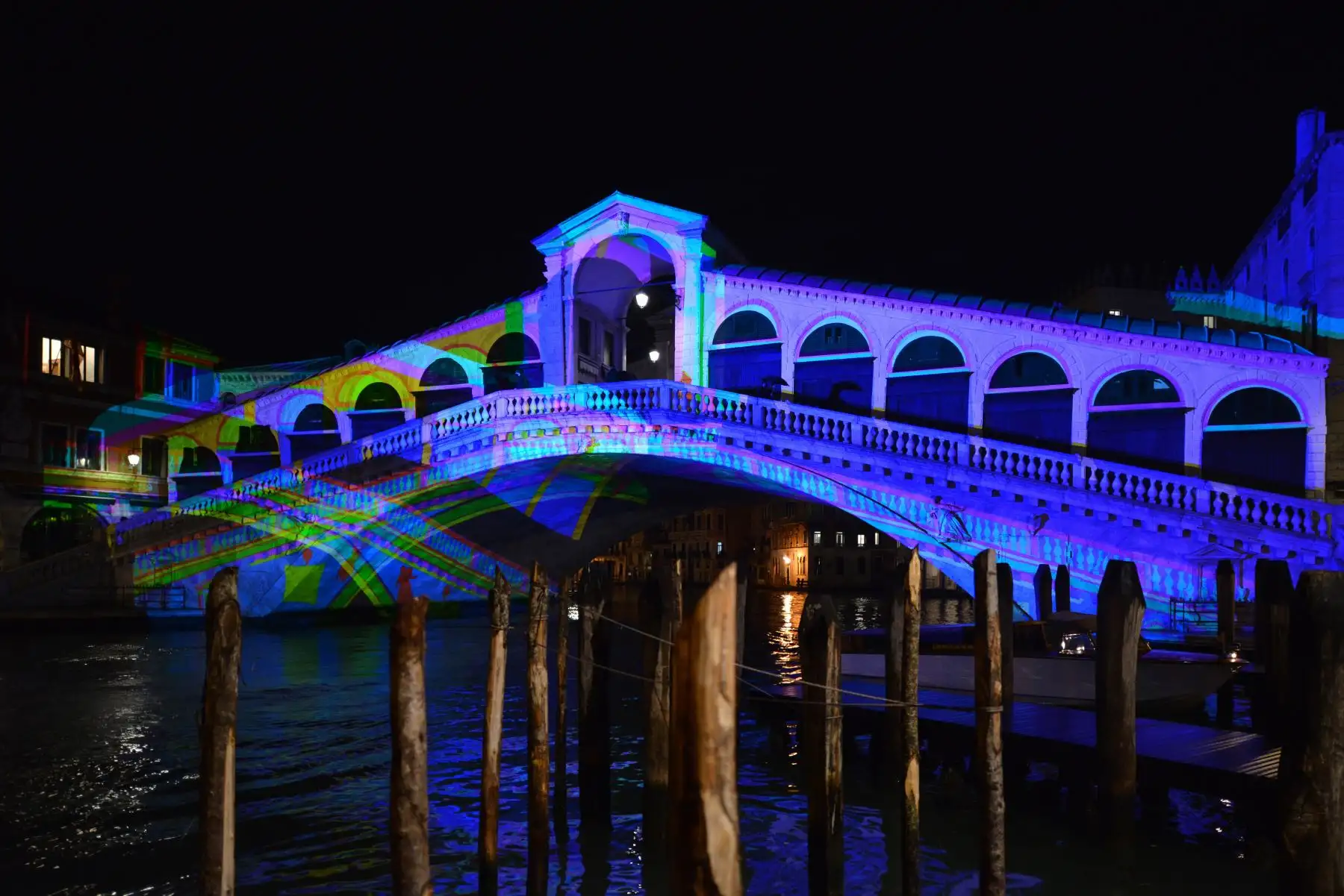 La proyección se refleja de imágenes se muestra en el icónico Gran Canal de Venecia. Foto: AFP