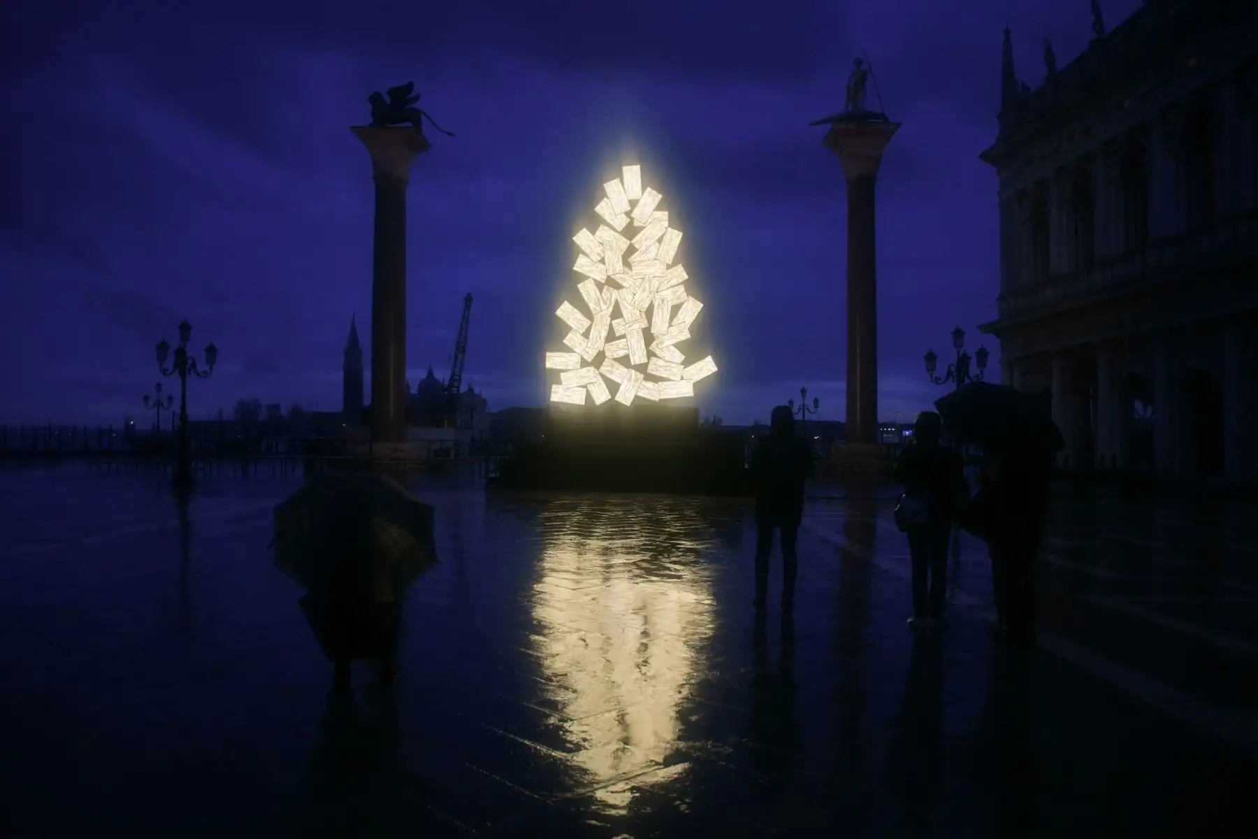 Una vista muestra una instalación del artista italiano Fabrizio Plessi montada junto a las columnas de la Plaza de San Marcos en Venecia, durante las medidas de restricción del gobierno para frenar la propagación de la pandemia. Foto: AFP