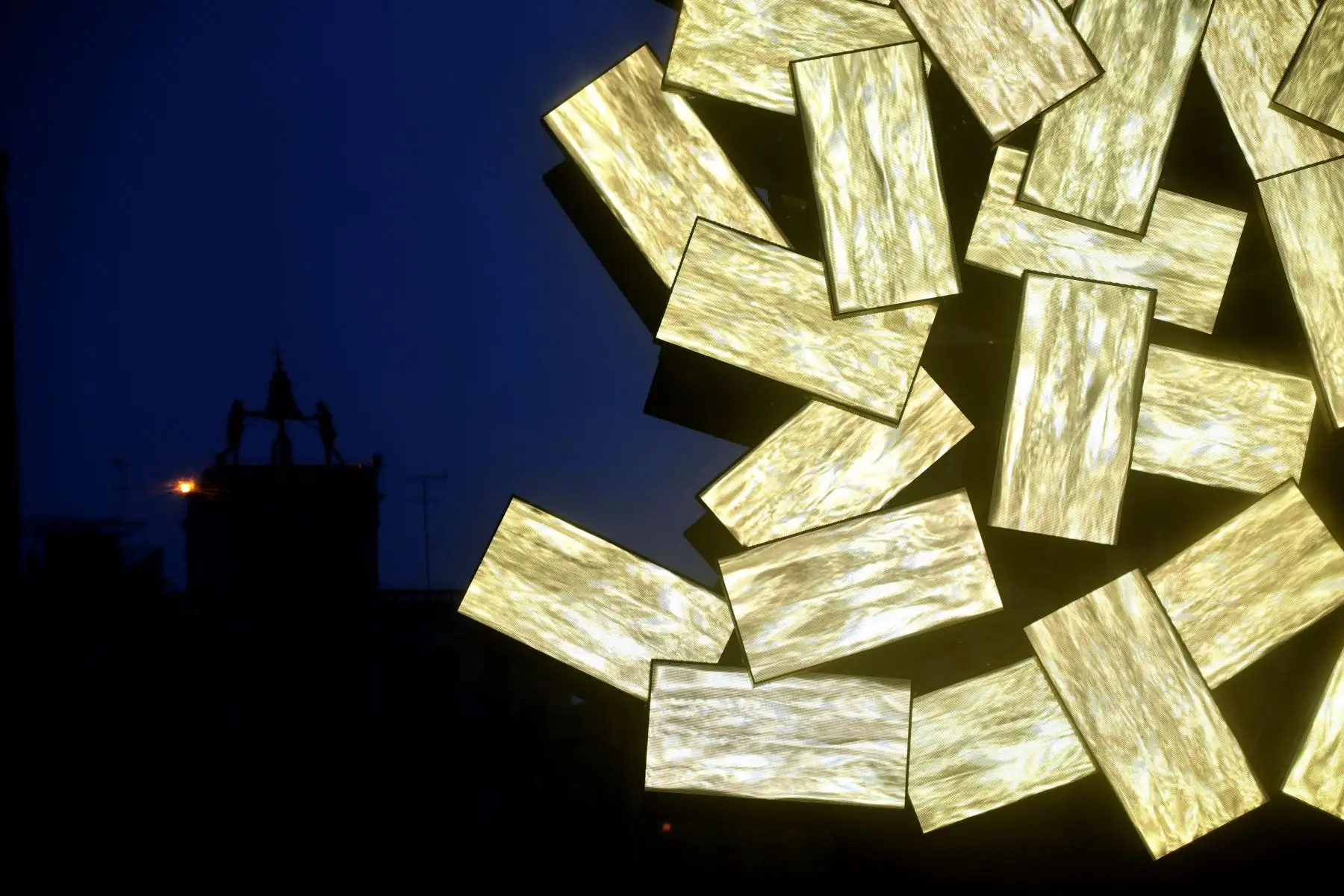 Una vista muestra un detalle de una instalación del artista italiano Fabrizio Plessi instalada en las columnas de la Plaza de San Marcos, en Venecia. Foto: AFP