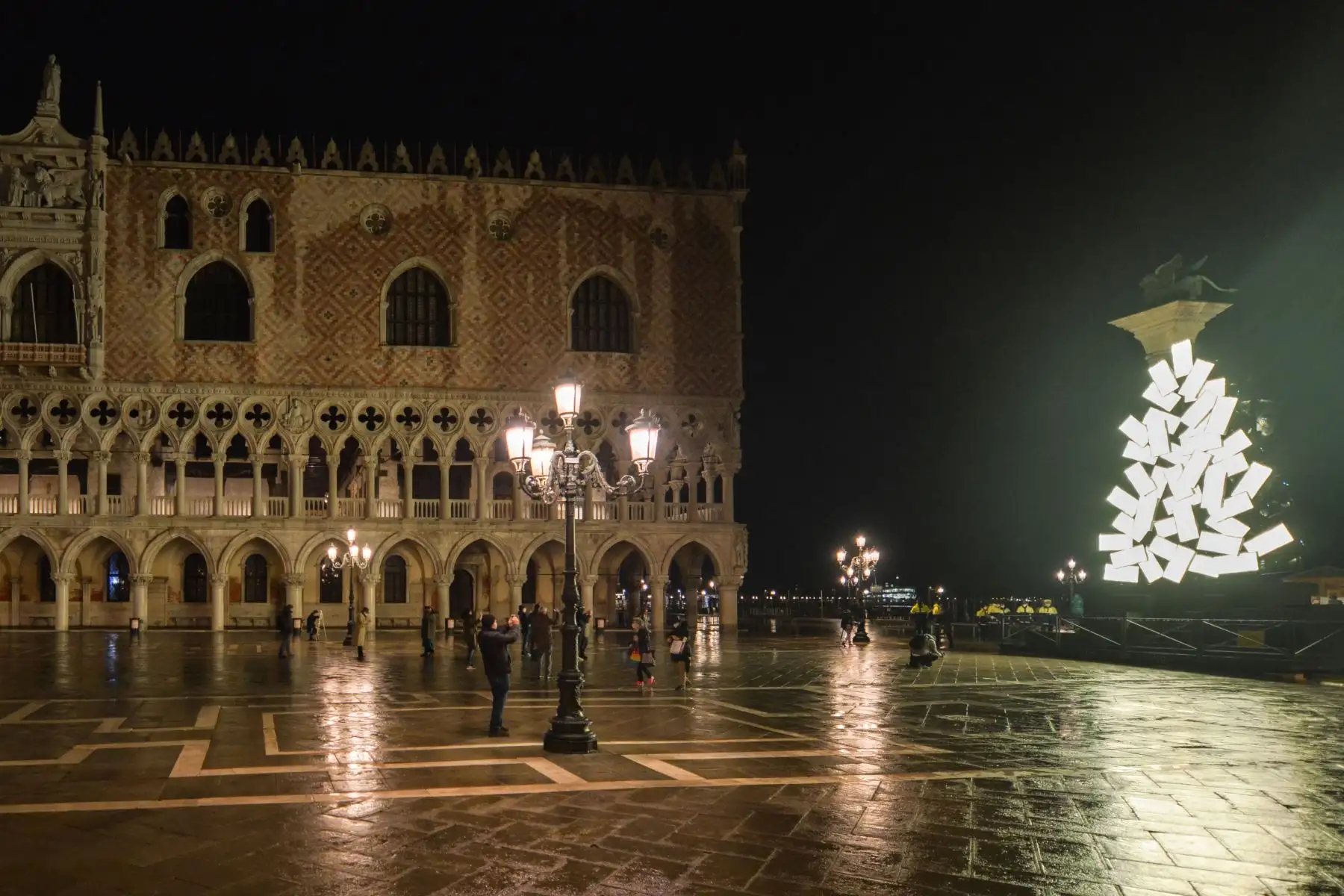 Una vista muestra una instalación del artista italiano Fabrizio Plessice cerca al Palacio Ducal en la Plaza de San Marcos, en Venecia. Foto: AFP