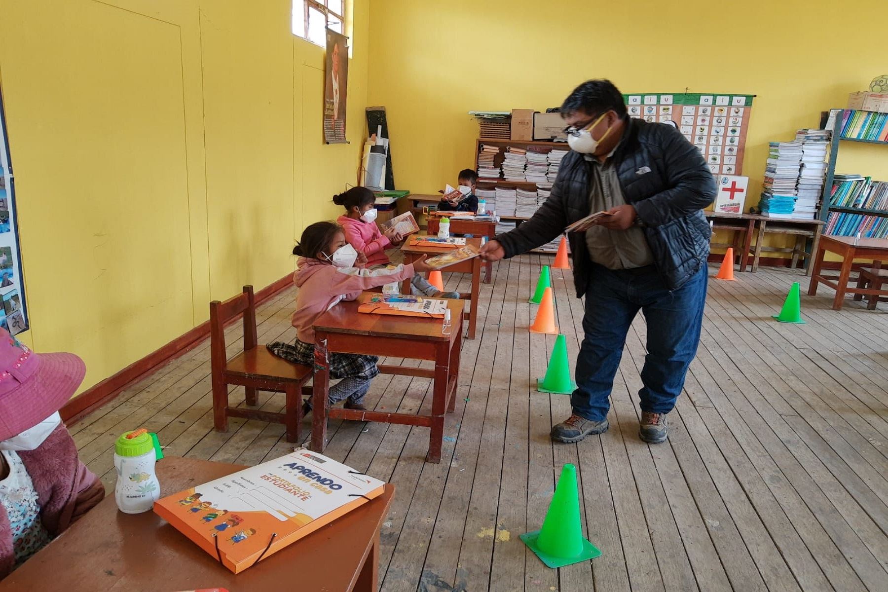 Entregan kits educativos a escolares de zonas rurales de Ayacucho Foto: Difusión