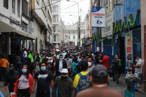 Un contingente de 950 trabajadores ediles y más de 500 policías reforzarán medidas de bioseguridad, controlarán rutas para estibadores y estarán a cargo de la erradicación del comercio informal. Foto: ANDINA / Carla Patiño