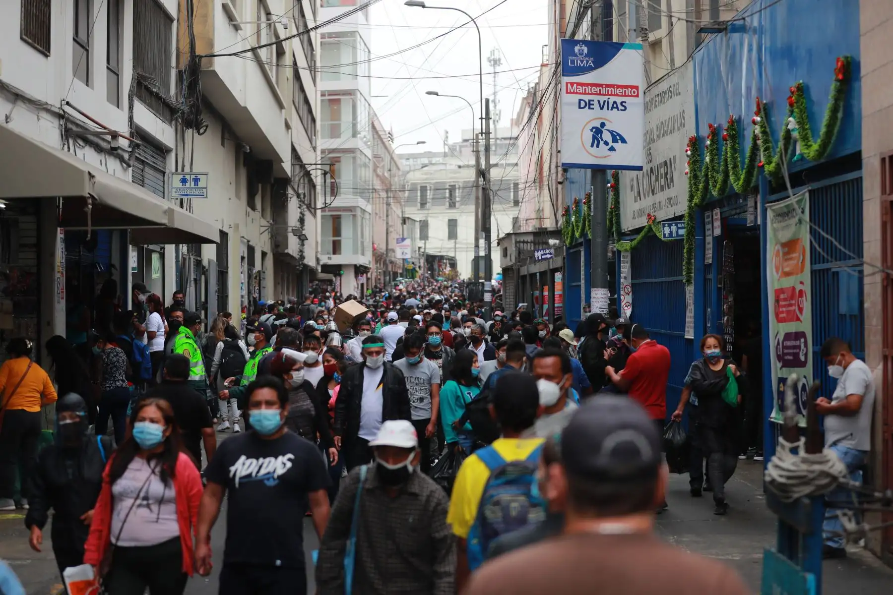 Un contingente de 950 trabajadores ediles y más de 500 policías reforzarán medidas de bioseguridad, controlarán rutas para estibadores y estarán a cargo de la erradicación del comercio informal. Foto: ANDINA / Carla Patiño