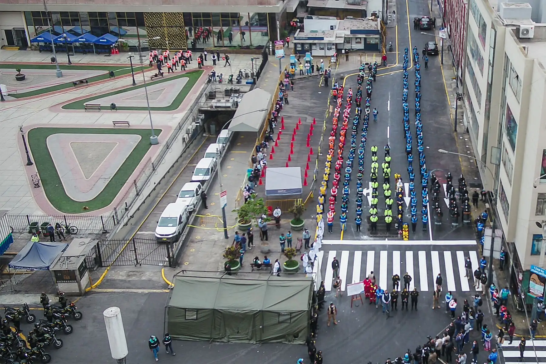 Un contingente de 950 trabajadores ediles y más de 500 policías reforzarán medidas de bioseguridad, controlarán rutas para estibadores y estarán a cargo de la erradicación del comercio informal. Foto: ANDINA/MML