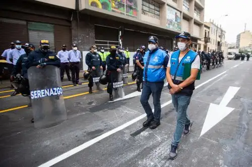 Un contingente de 950 trabajadores ediles y más de 500 policías reforzarán medidas de bioseguridad, controlarán rutas para estibadores y estarán a cargo de la erradicación del comercio informal. Foto: ANDINA/MML