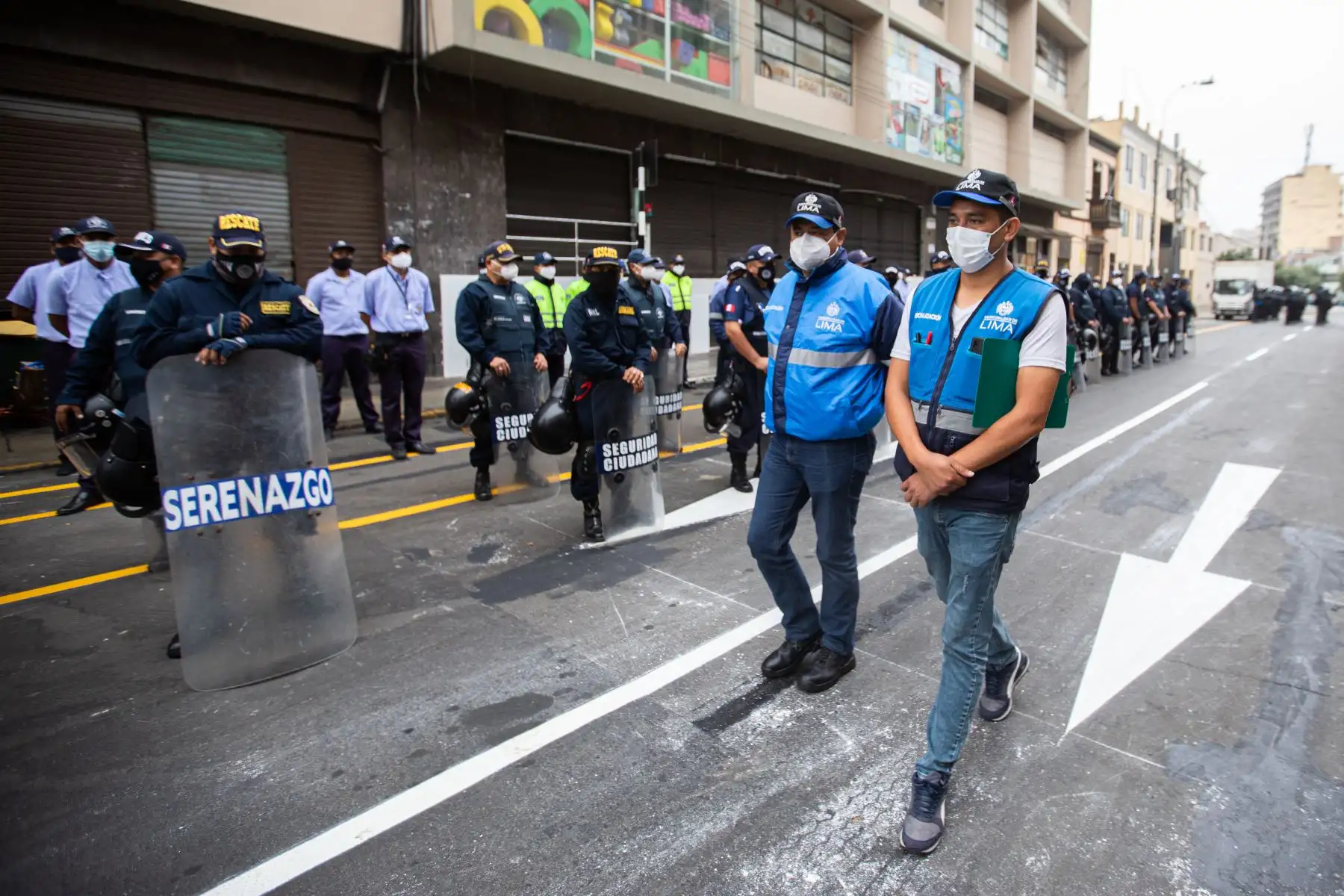 Un contingente de 950 trabajadores ediles y más de 500 policías reforzarán medidas de bioseguridad, controlarán rutas para estibadores y estarán a cargo de la erradicación del comercio informal. Foto: ANDINA/MML