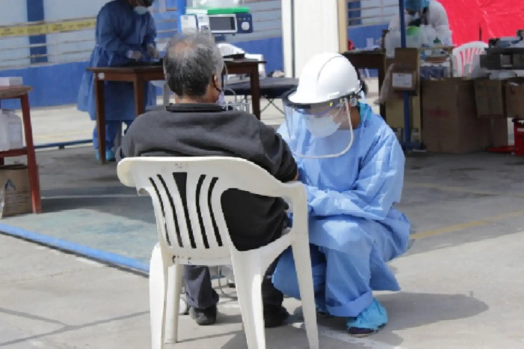 El director del Hospital La Caleta de Chimbote exhortó a continuar cumpliendo los protocolos de salud: lavado constante de manos, distanciamiento social y uso correcto de mascarillas.