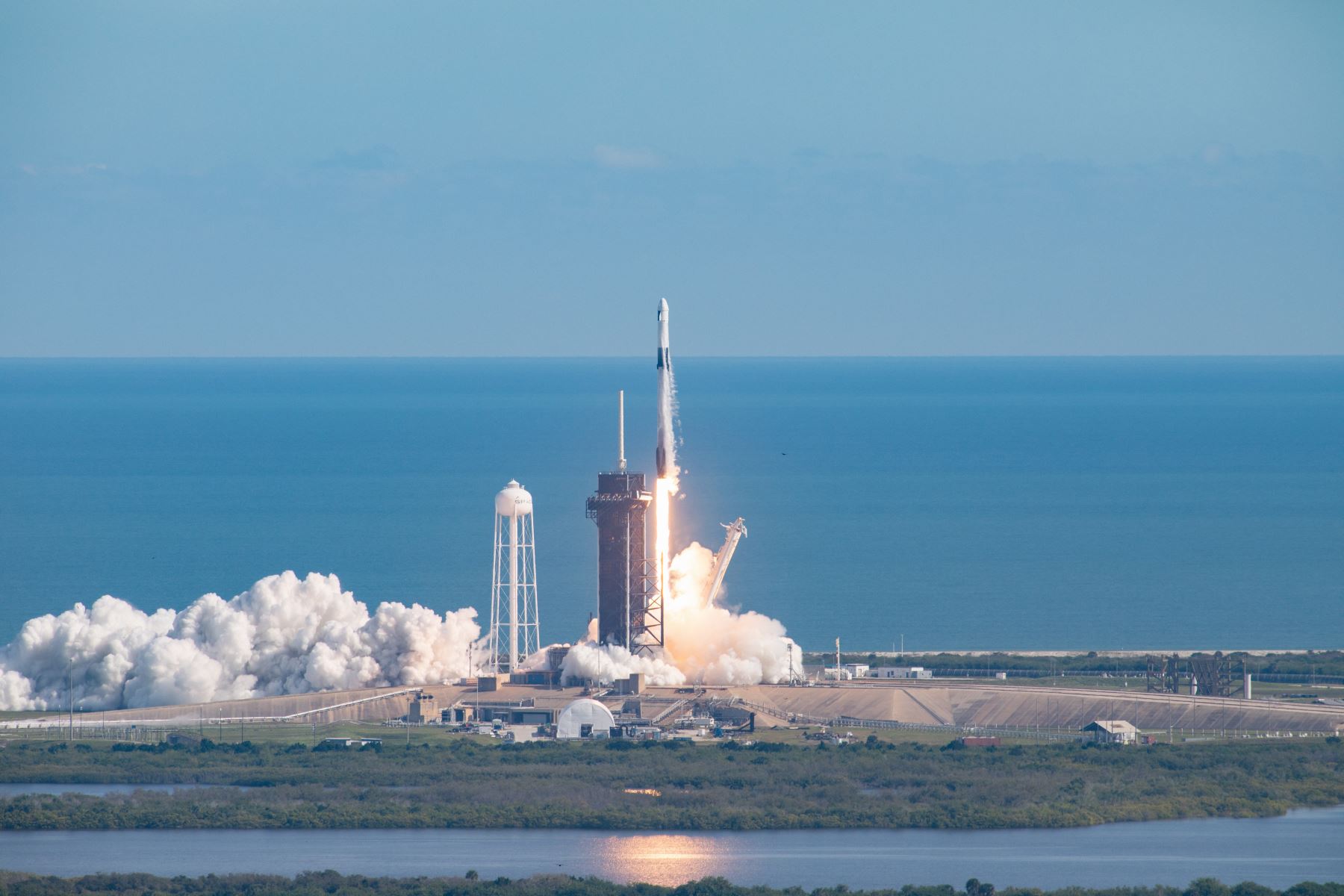 La cápsula de carga Dragon de la compañía privada aeroespacial SpaceX se acopló este lunes a la Estación Espacial Internacional. Andina Difusión.