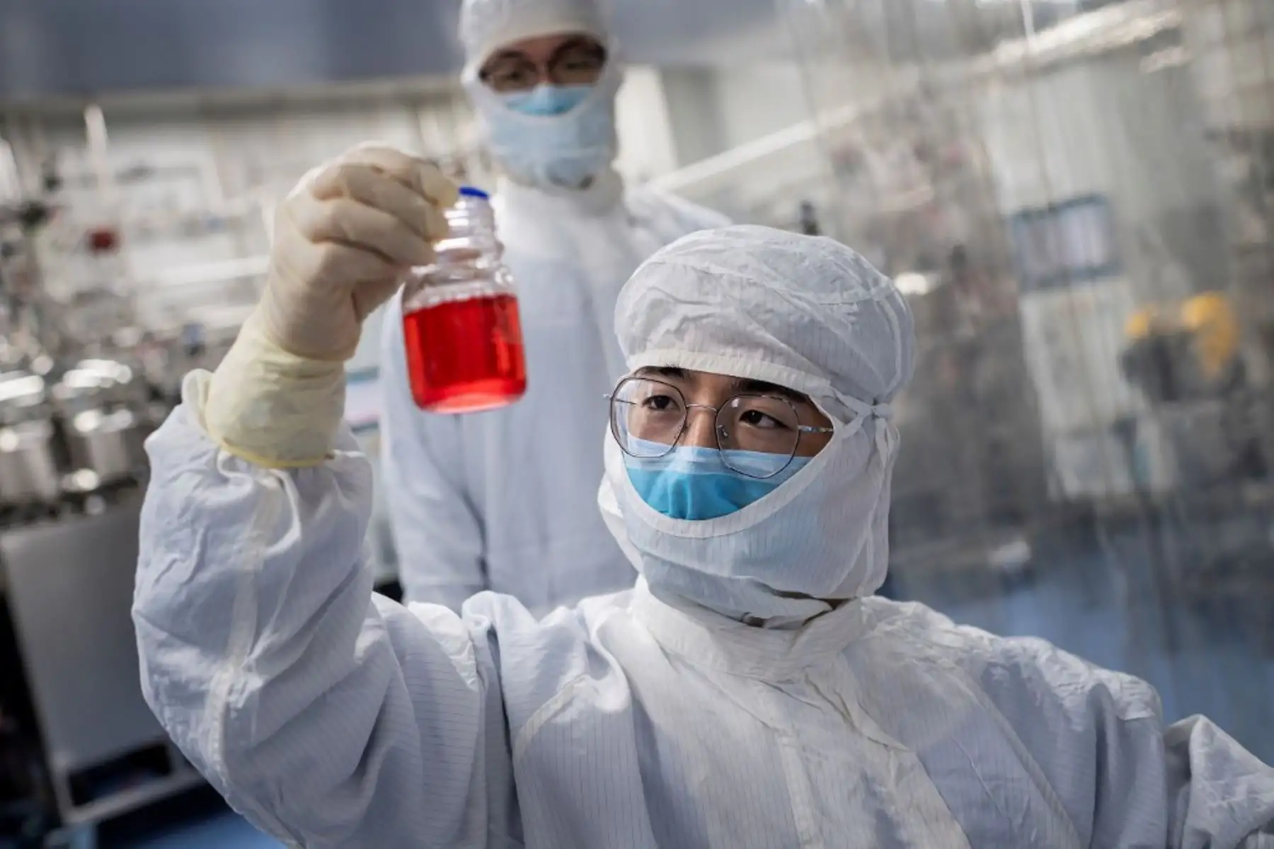 Esta foto muestra a un ingeniero mirando células de riñón de mono mientras realiza una prueba en una vacuna experimental para el coronavirus Covid-19. Foto: AFP