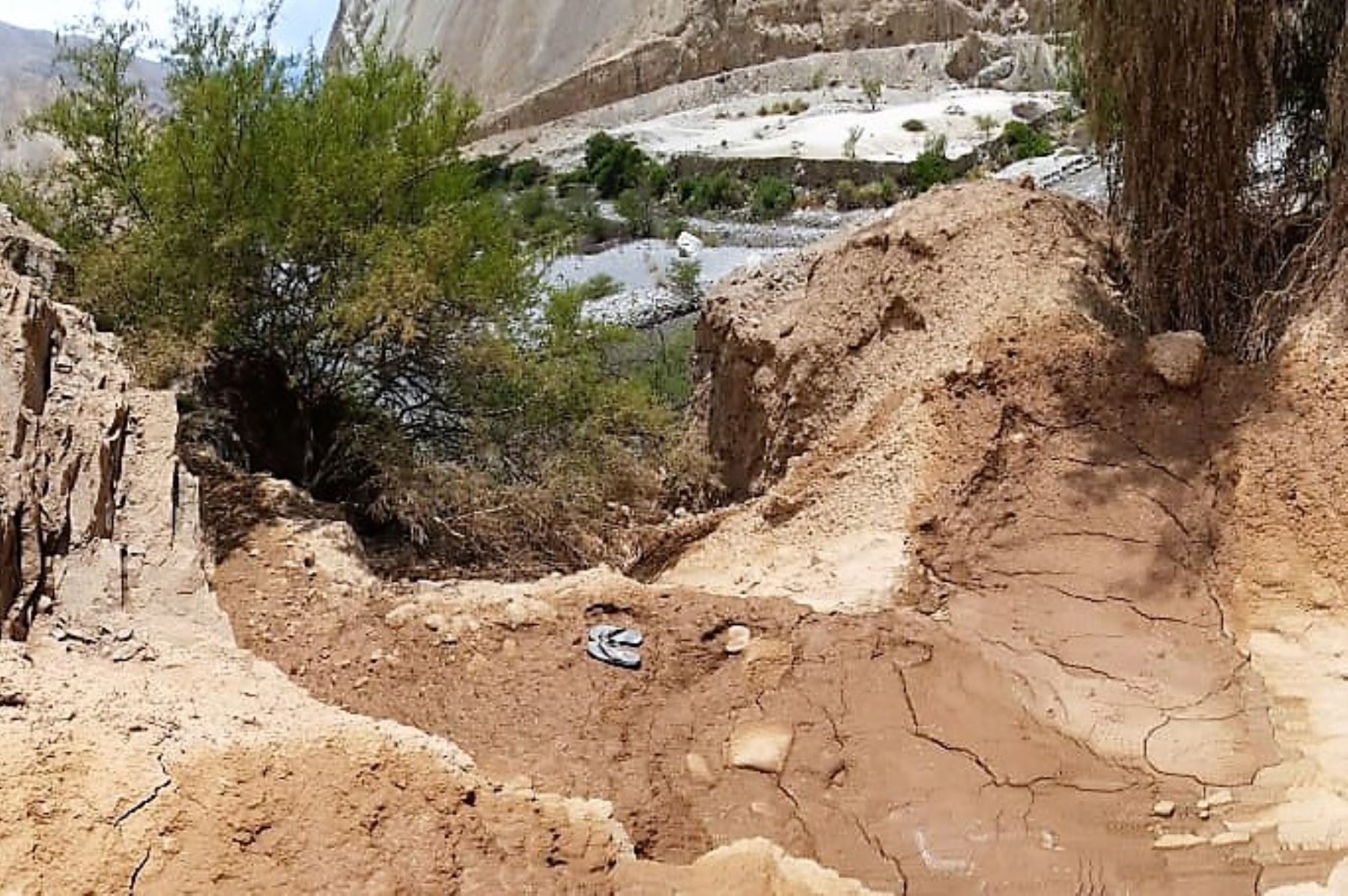Sector de un canal de regadío dañado por el deslizamiento de piedras y lodo, en la provincia de Pallasca, región Áncash. Foto: ANDINA/Difusión