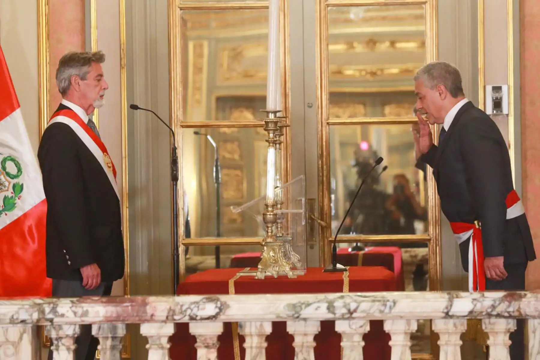 El presidente de la Republica, Francisco Sagasti, toma juramento  al nuevo ministro del Interior, José Manuel Antonio Elice Navarro.
Foto: ANDINA/Prensa Presidencia