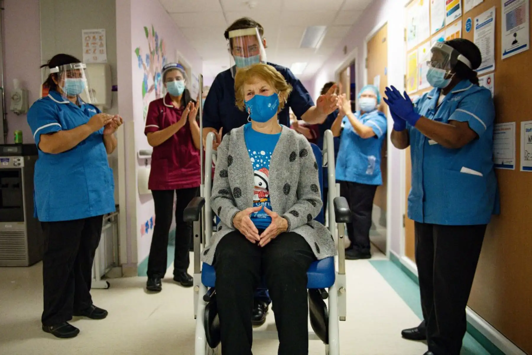 Margaret Keenan (C), de 90 años, es aplaudida por el personal cuando regresa a su sala después de convertirse en la primera persona en recibir la vacuna Pfizer-BioNtech Covid-19 en el Hospital Universitario de Coventry, en el centro de Inglaterra.

Foto:AFP