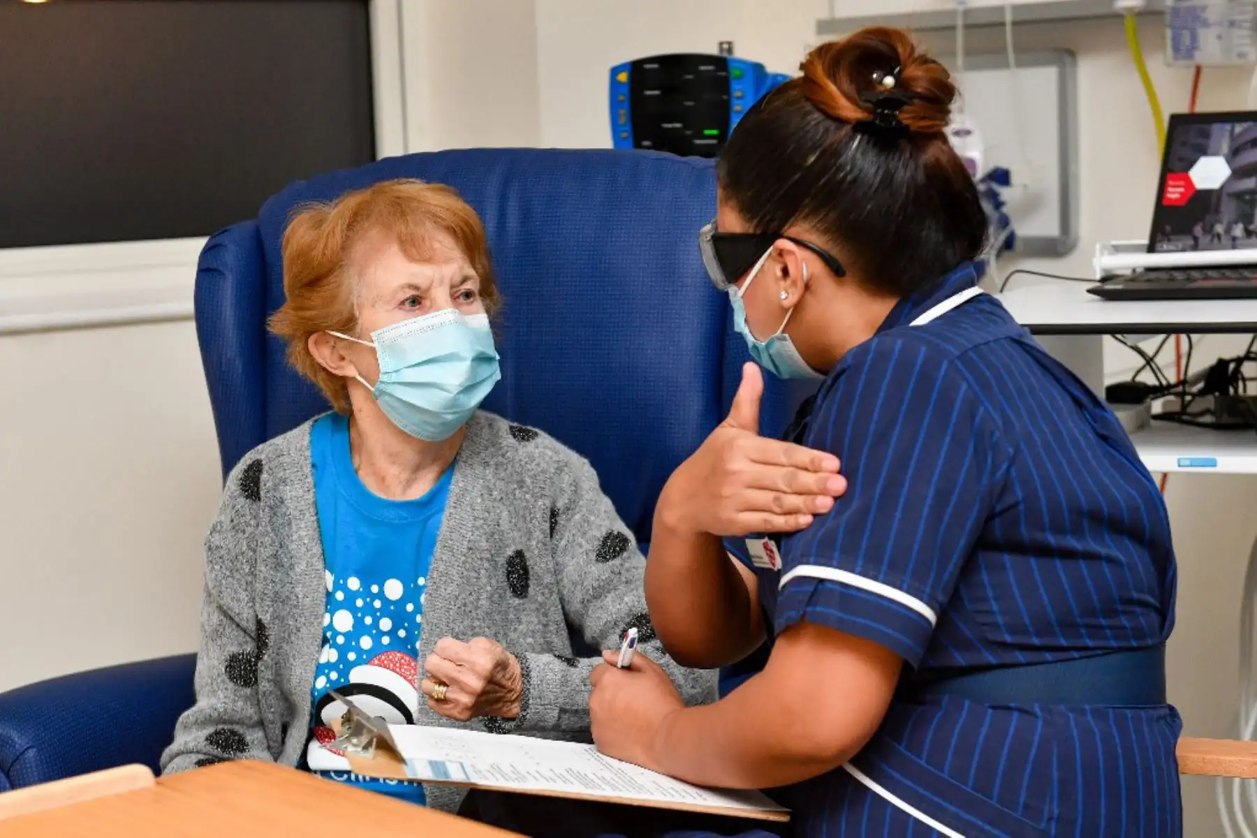 La enfermera May Parsons (R) prepara a Margaret Keenan (L), de 90 años, para ser la primera persona en recibir la vacuna Pfizer / BioNtech Covid-19 en el Hospital Universitario de Coventry, en el centro de Inglaterra,

Foto:AFP
