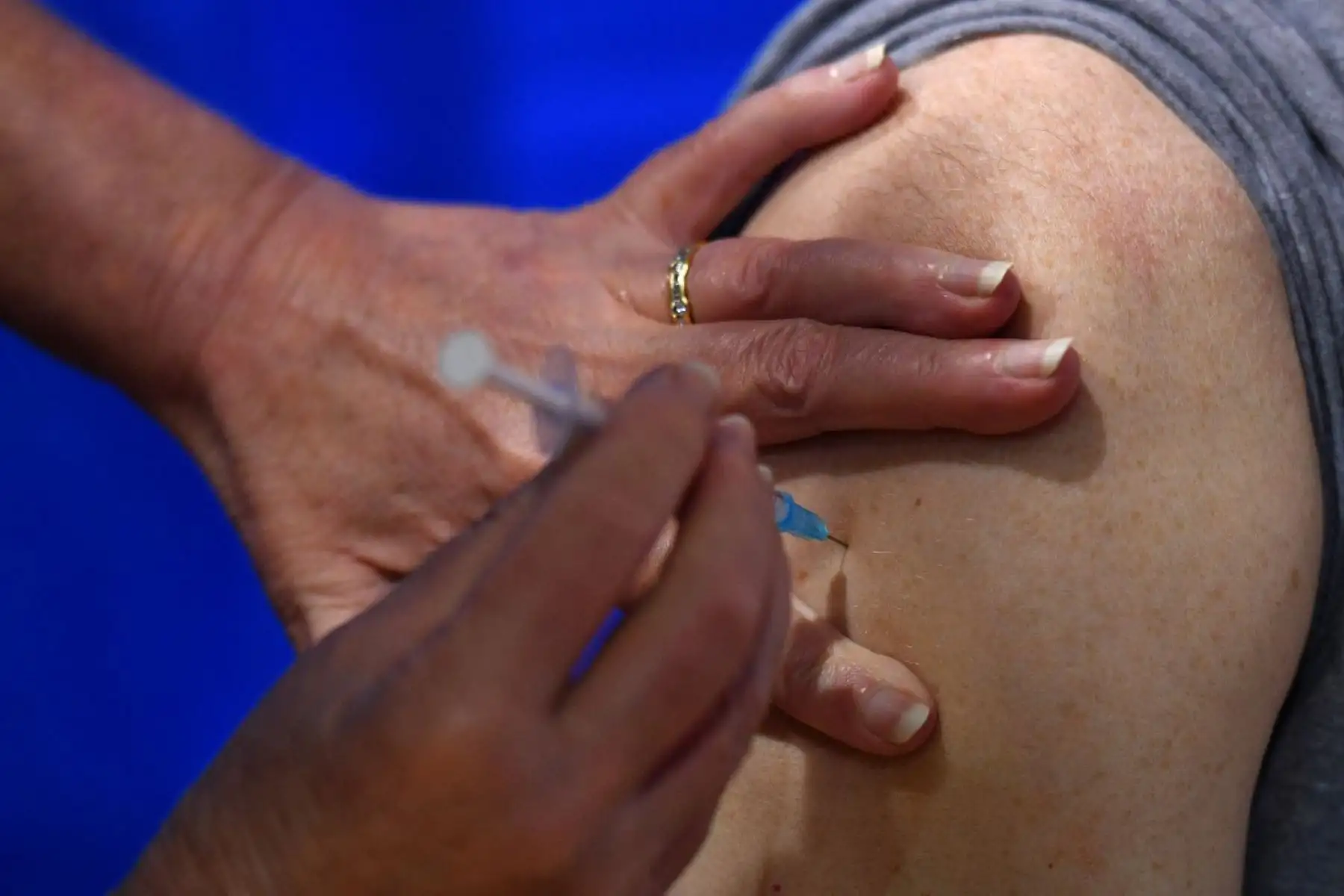 Una enfermera administra la vacuna Pfizer-BioNTech COVID-19 a un hombre en un centro de salud en Cardiff, Gales del Sur, Gran Bretaña.

Foto:AFP