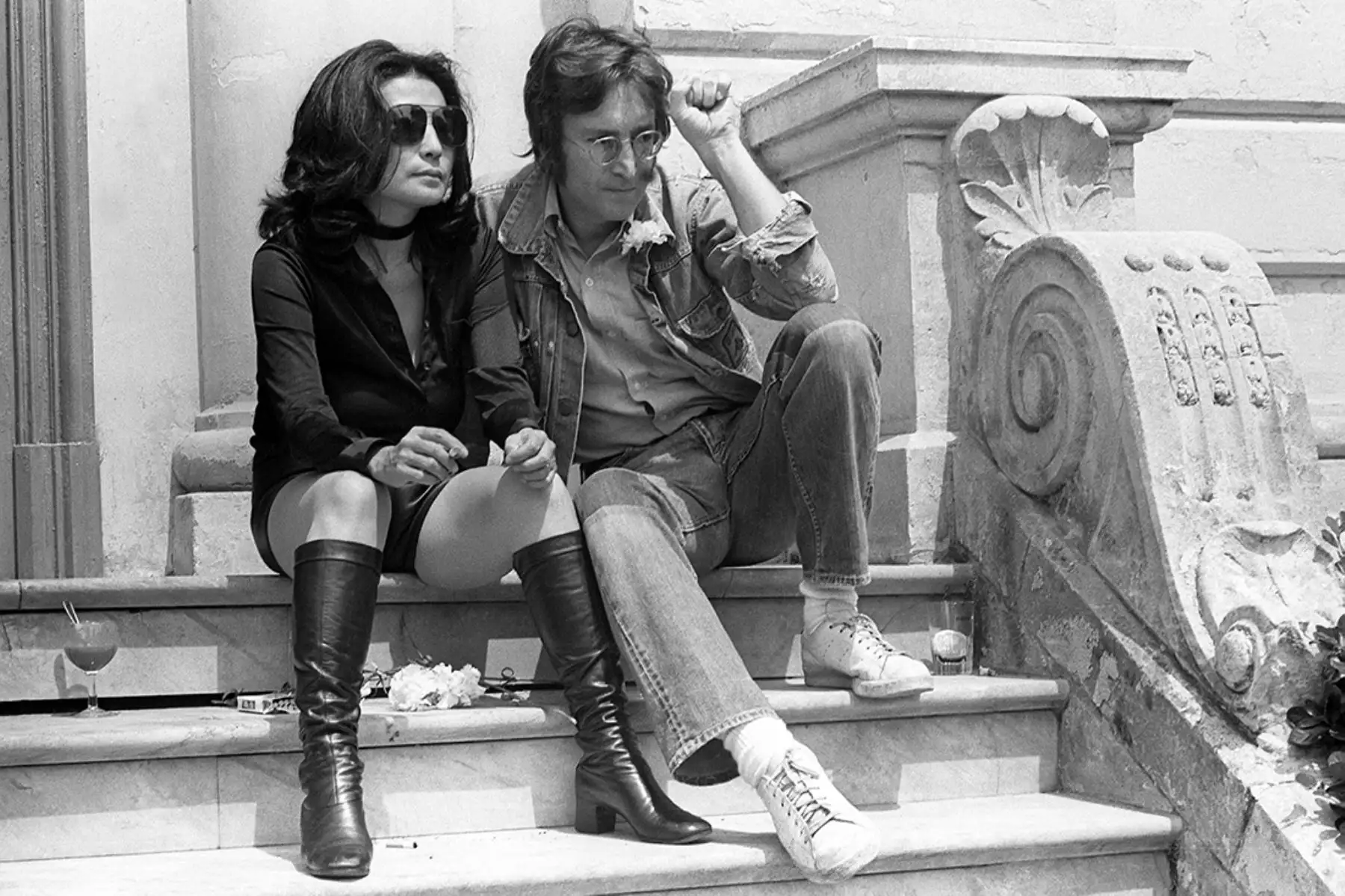 La leyenda de la música John Lennon y su esposa Yoko Ono posan para los fotógrafos en Cannes el 17 de mayo de 1971, donde presentaron sus películas 