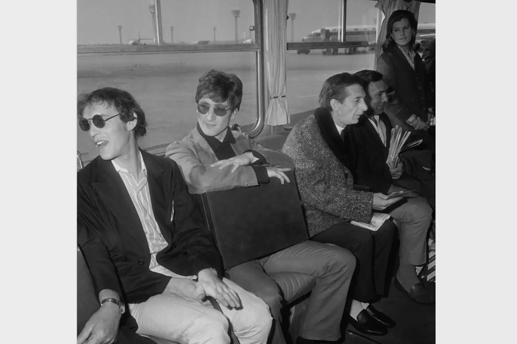 John Lennon  llega al aeropuerto de Orly, París, el 18 de setiembre de 1966, antes de dirigirse a Málaga donde participará en el rodaje de una película. John Lennon mítica figura del grupo de los Beatles fue asesinado en Nueva York el 8 de diciembre de 1980, a la edad de 40 años. 

Foto: AFP