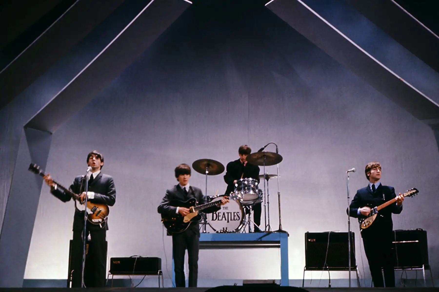 La banda inglesa The Beatles con Paul McCartney, George Harrison, Ringo Starr y John Lennon en el escenario durante un concierto el 29 de julio de 1965, en Londres. 

Foto: AFP