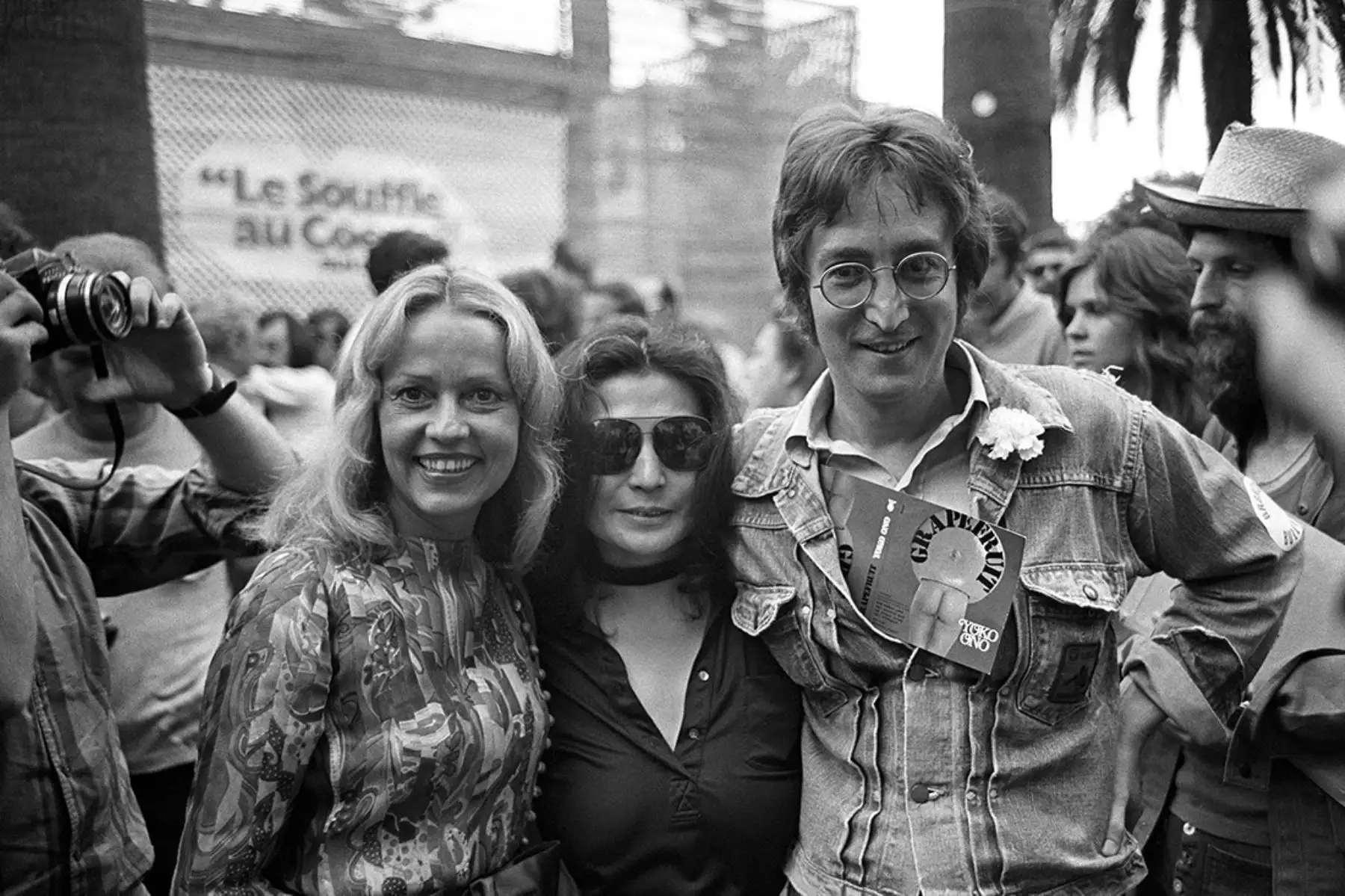 La actriz Jeanne Moreau acompañada por el cantante John Lennon y su esposa Yoko Ono, en mayo de 1971 en el Festival Internacional de Cine de Cannes. 

Foto: AFP