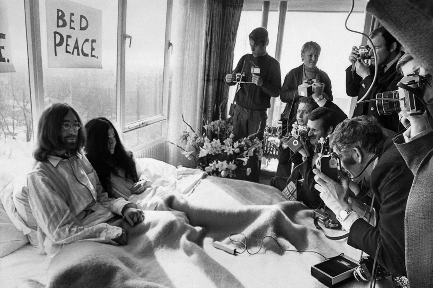 John Lennon y su esposa Yoko Ono reciben a los periodistas el 25 de marzo de 1969 en el dormitorio del hotel Hilton en Ámsterdam, durante su luna de miel en Europa. 

Foto: AFP