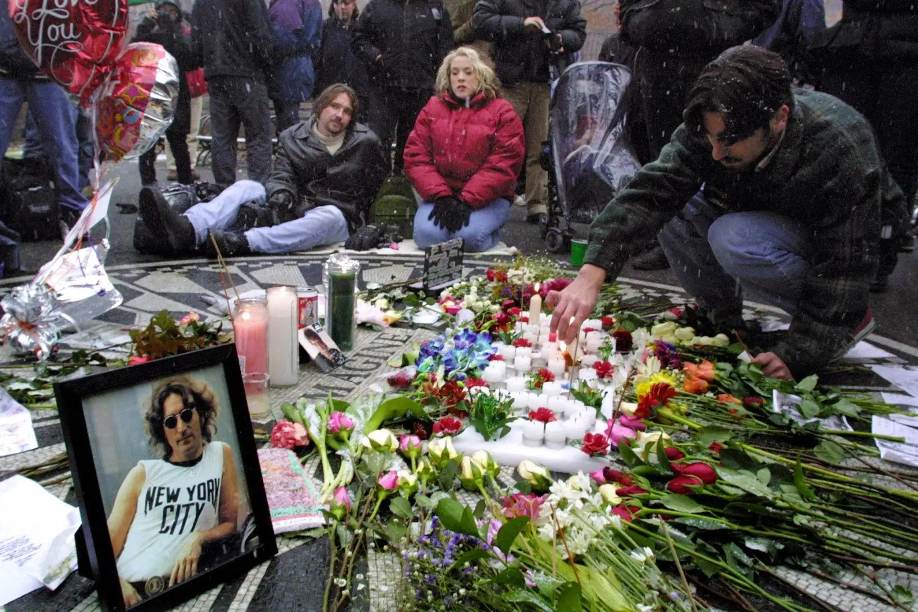 Homenaje a John Lennon en la sección Strawberry Fields del Central Park en Nueva York, el 8 de diciembre de 2000,  vigésimo aniversario del asesinato del músico inglés. 

Foto: AFP