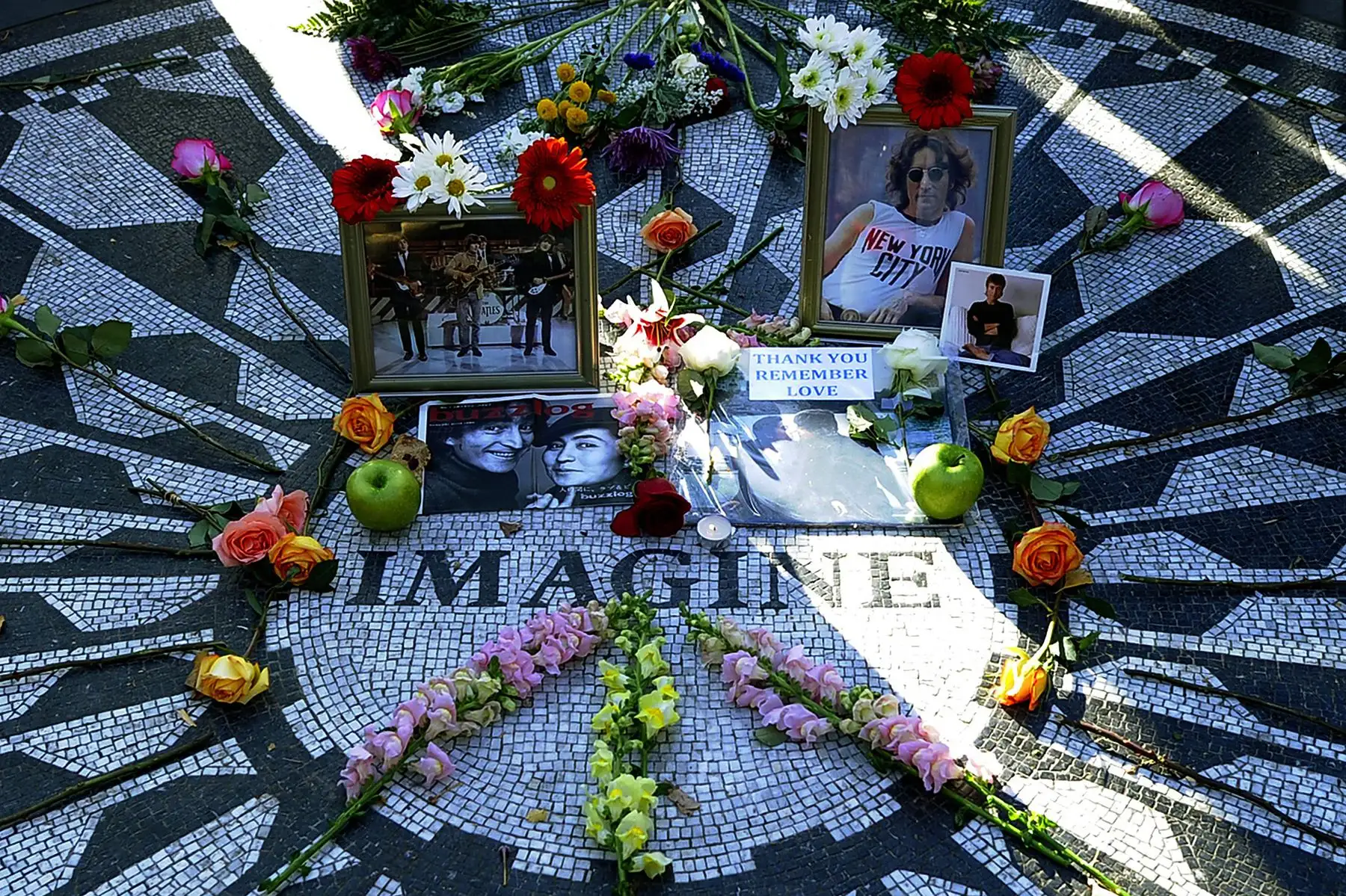 Los fans de John Lennon se reúnen en Strawberry Fields en el  Central Park el 8 de diciembre de 2010 en Nueva York. Los fanáticos en varias ciudades realizaron vigilias para conmemorar el aniversario del asesinato de Lennon. 

Foto: AFP