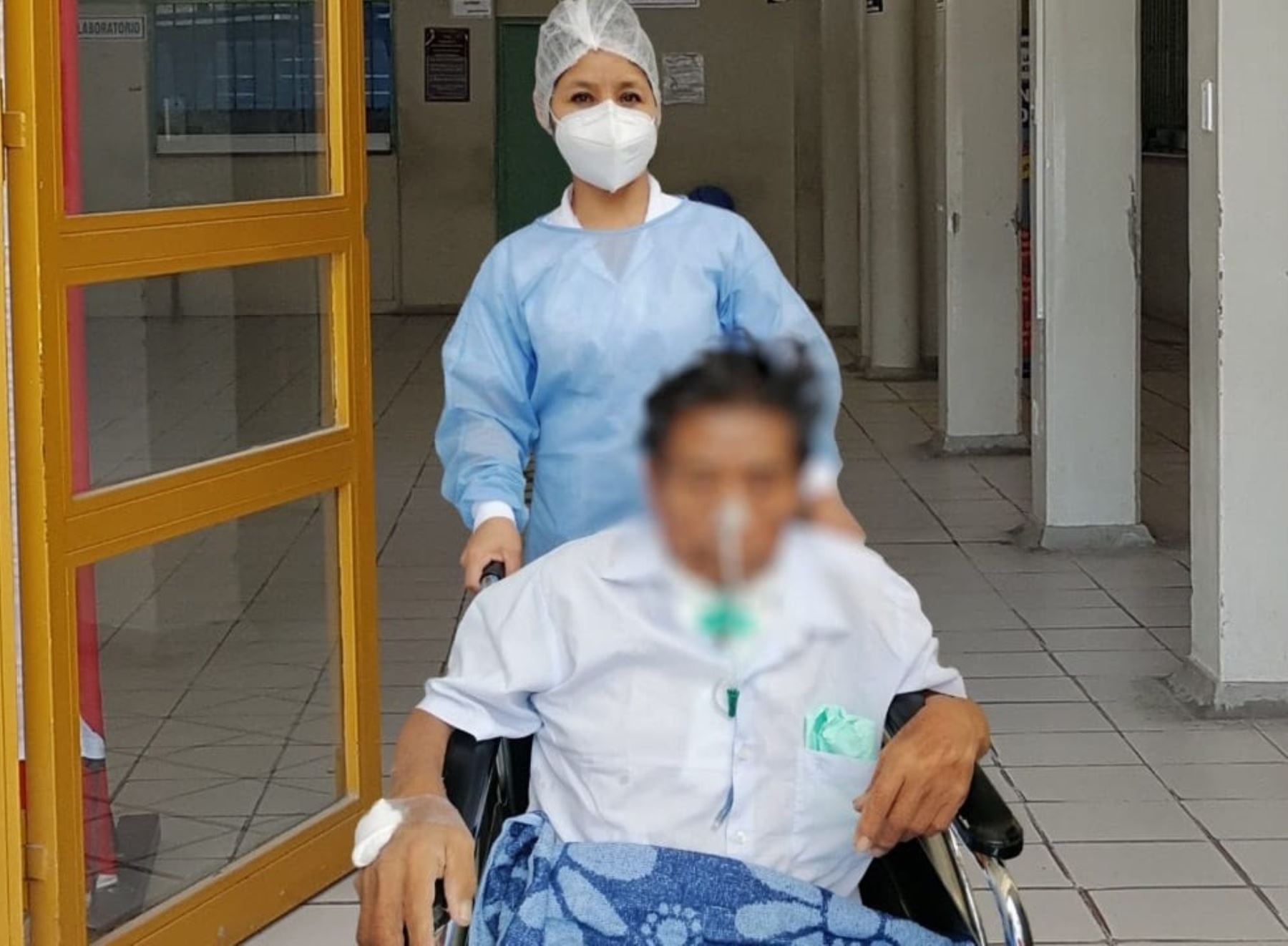 Paciente de 70 años vence al covid-19 tras permanecer dos meses en la UCI del Hospital Santa Rosa de Piura..