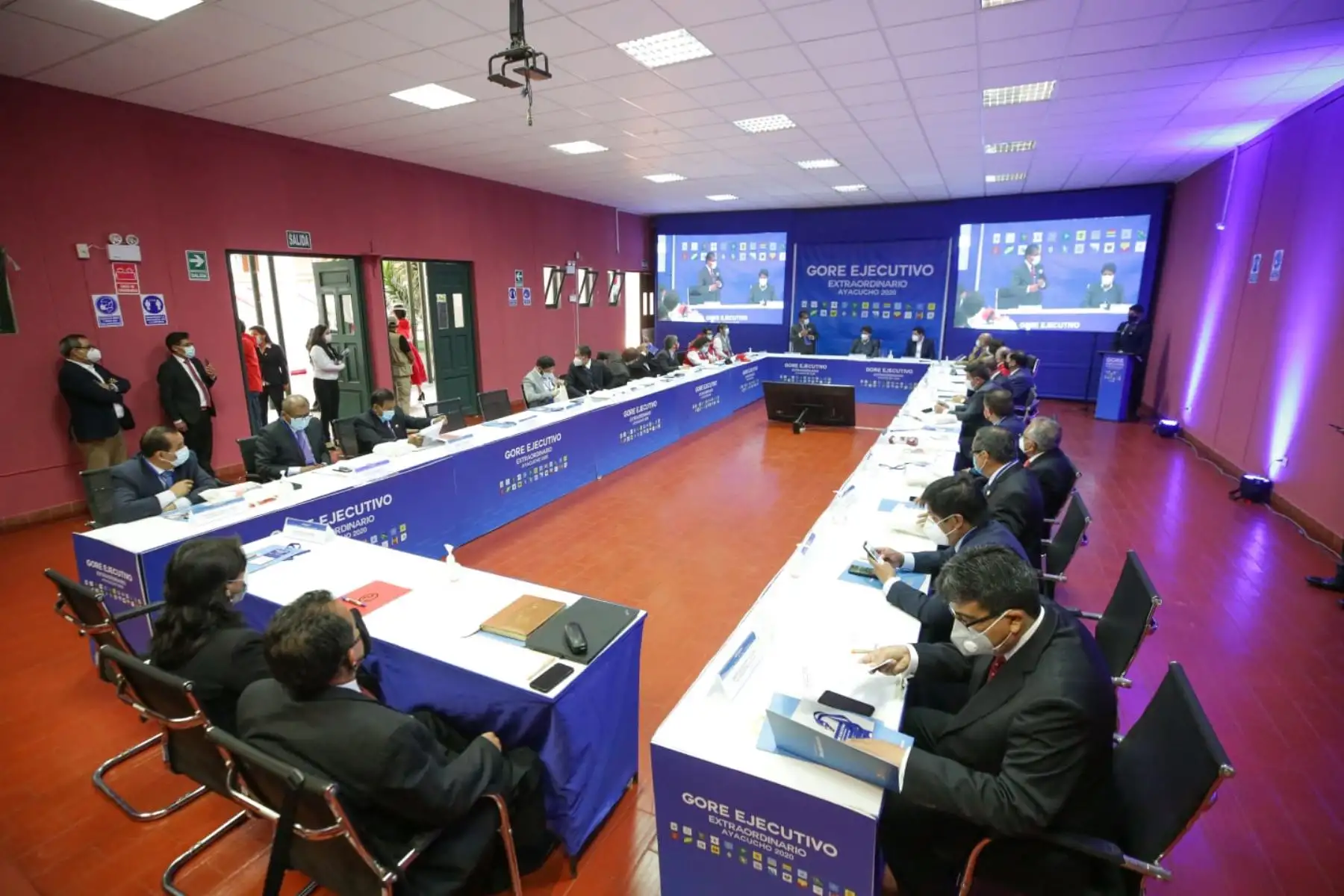 Ministros y gobernadores se reúnen en GORE extraordinario en Ayacucho.