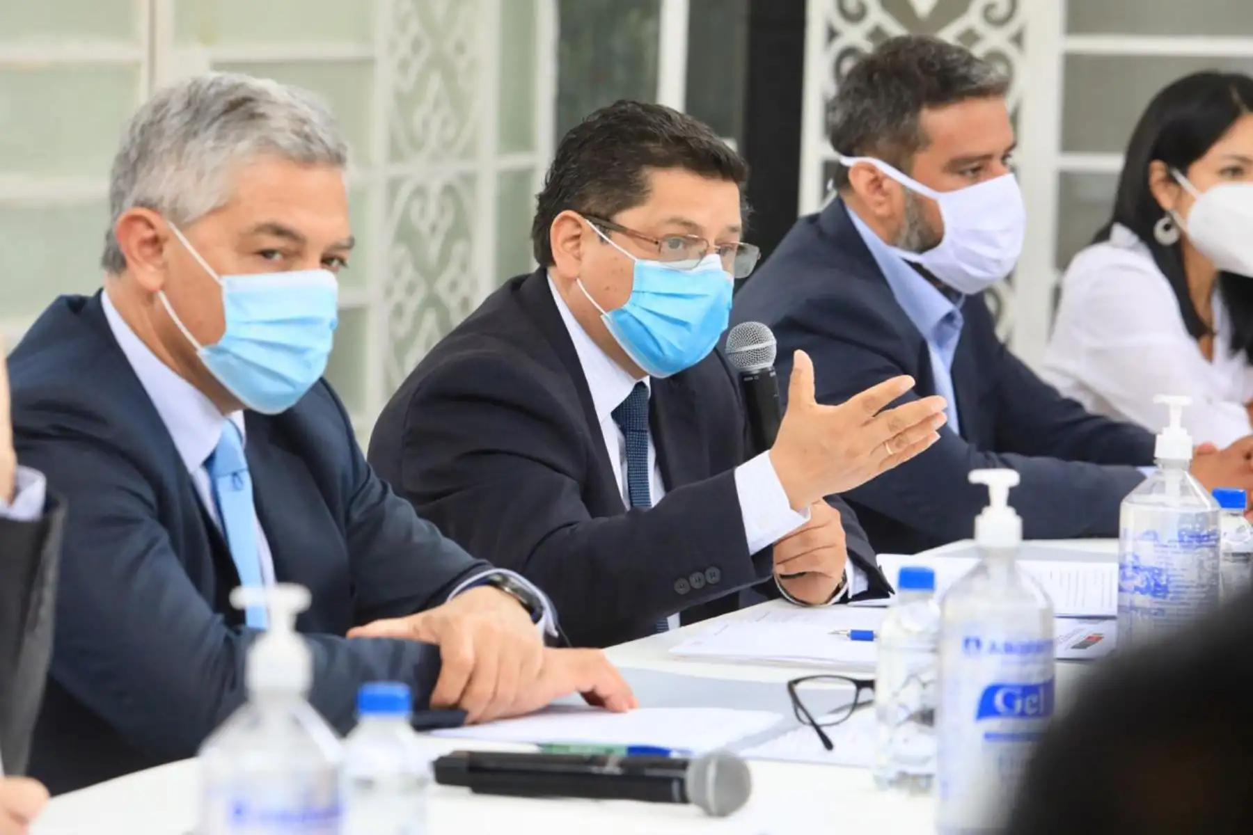A fin de garantizar un oportuno acceso a la justicia el titular de dicho sector, Eduardo Vega Luna y del Ministerio del Interior, José Elice, lideran mesa de trabajo multisectorial con los familiares de los fallecidos y heridos en la marcha nacional del 14 de noviembre.

Foto: ANDINA/MINJUS