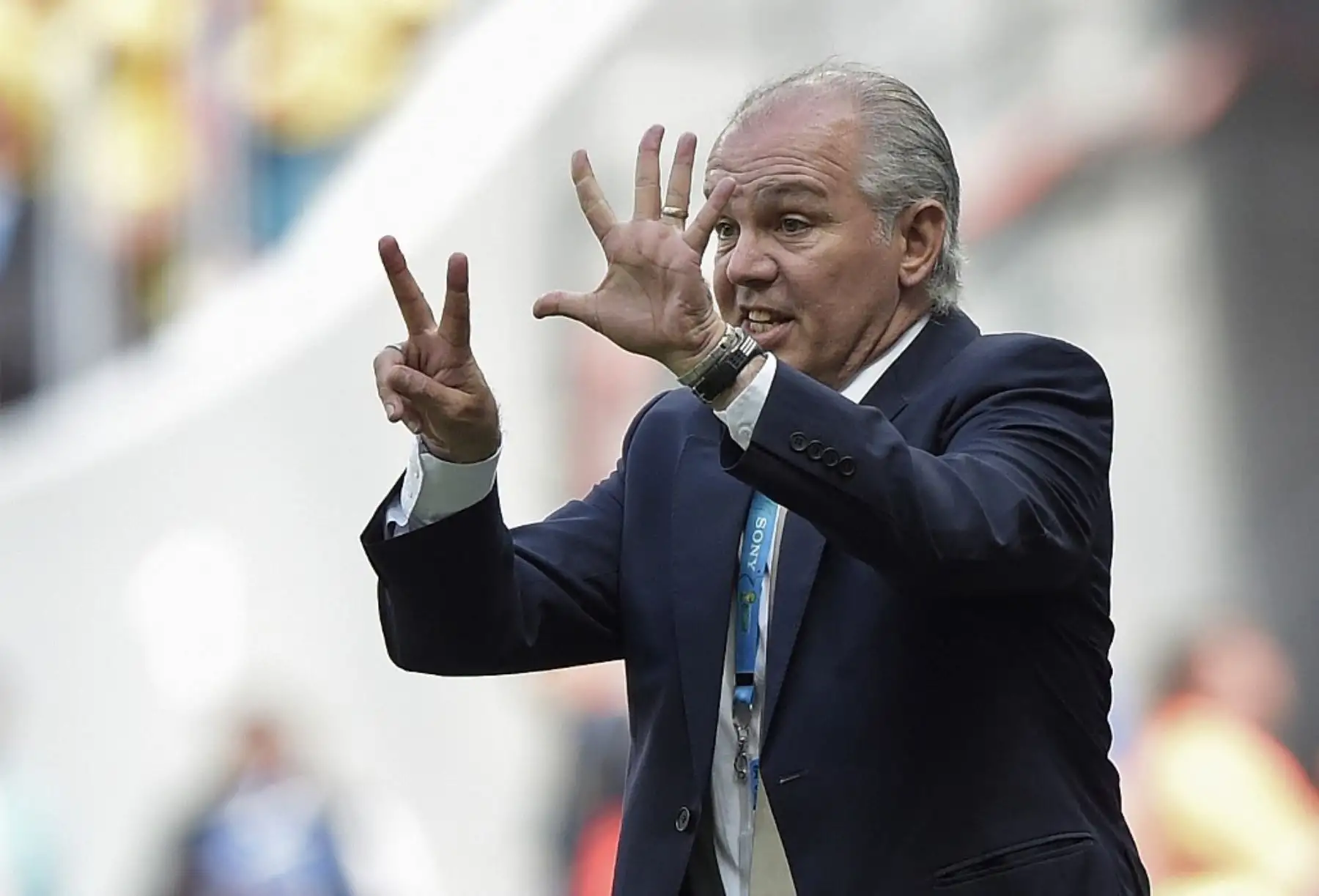 El entrenador de Argentina Alejandro Sabella hace gestos durante un partido de fútbol de cuartos de final entre Argentina y Bélgica en el Estadio Nacional Mane Garrincha en Brasilia durante la Copa Mundial de la FIFA 2014. Foto: AFP