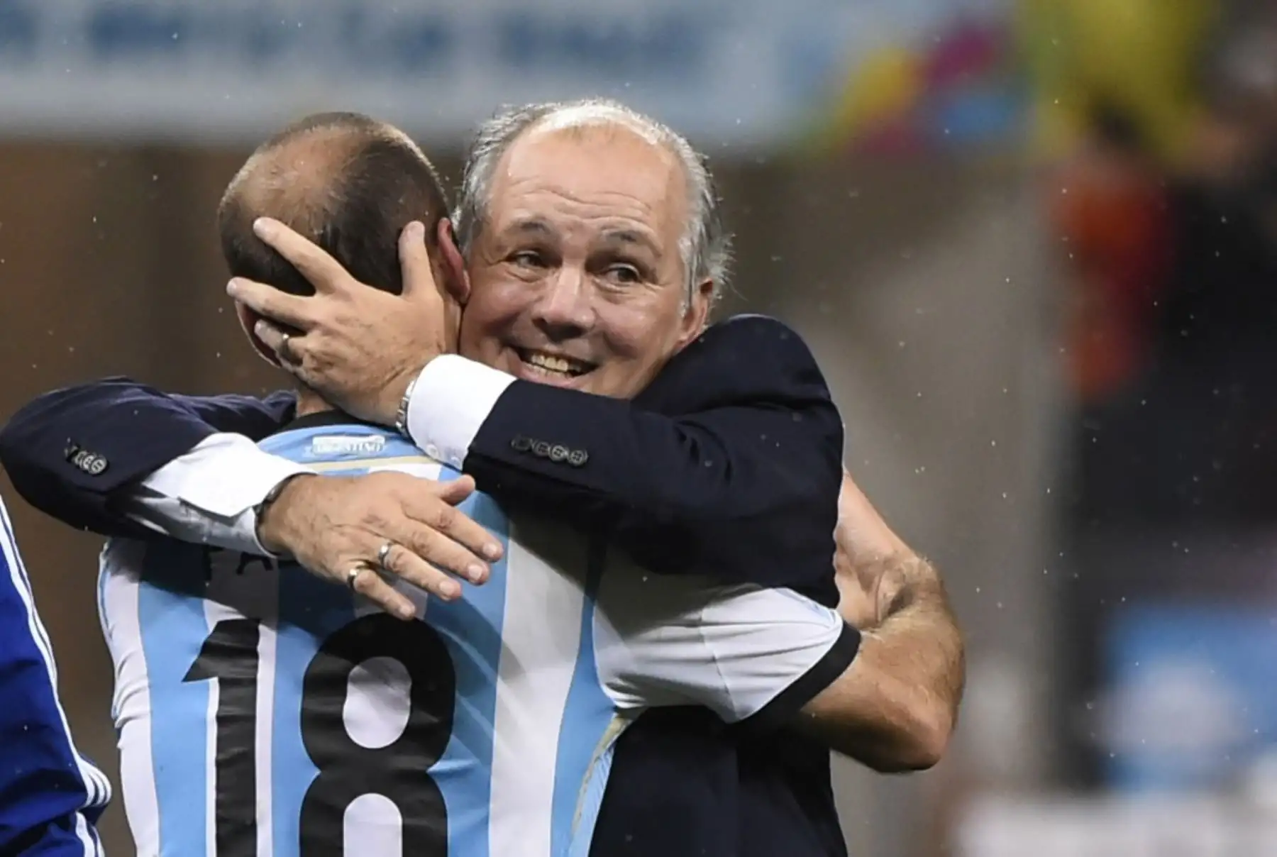 El delantero argentino Rodrigo Palacio y el técnico argentino Alejandro Sabella se abrazan después de ganar su partido de semifinales de la Copa Mundial de la FIFA contra Holanda en una tanda de penaltis tras la prórroga en el Corinthians Arena de Sao Paulo. Foto: AFP