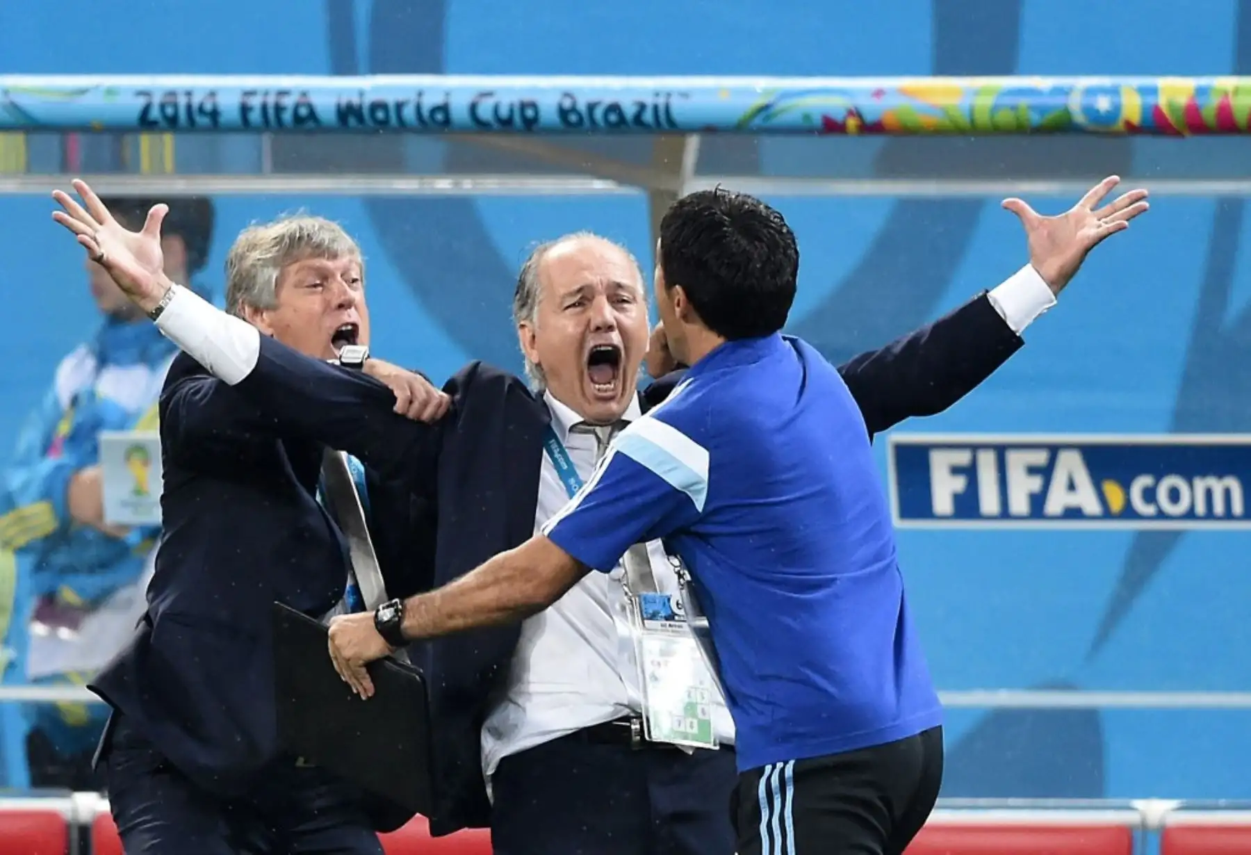 El entrenador de Argentina Alejandro Sabella (C) celebra con personal de apoyo la victoria de su equipo en la tanda de penaltis tras la prórroga en la semifinal de fútbol entre Holanda y Argentina de la Copa Mundial de la FIFA en el Corinthians Arena de Sao Paulo. Foto: AFP