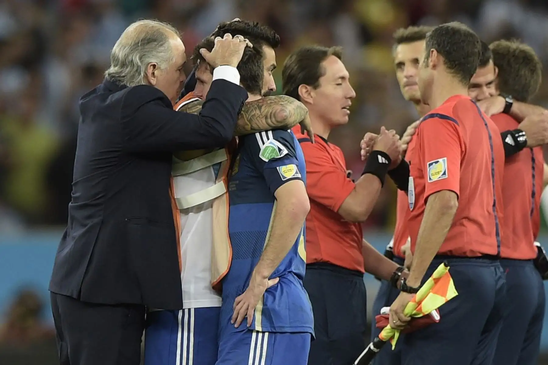 El entrenador de Argentina Alejandro Sabella (L) abraza al delantero y capitán de Argentina Lionel Messi (CR) después de que perdieran la final de la Copa Mundial de la FIFA 2014. Foto: AFP
