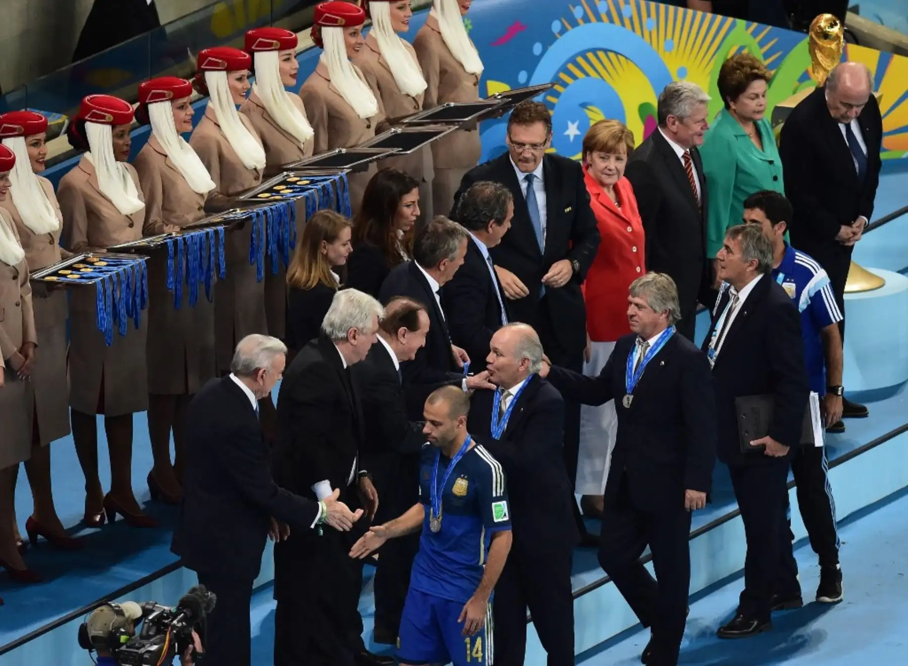El entrenador de Argentina Alejandro Sabella (C) camina detrás del mediocampista argentino Javier Mascherano mientras saluda a los oficiales durante la ceremonia de trofeos y medallas luego del último partido de fútbol entre Alemania y Argentina por la Copa Mundial de la FIFA en el Estadio Maracaná de Río de Janeiro. Foto: AFP