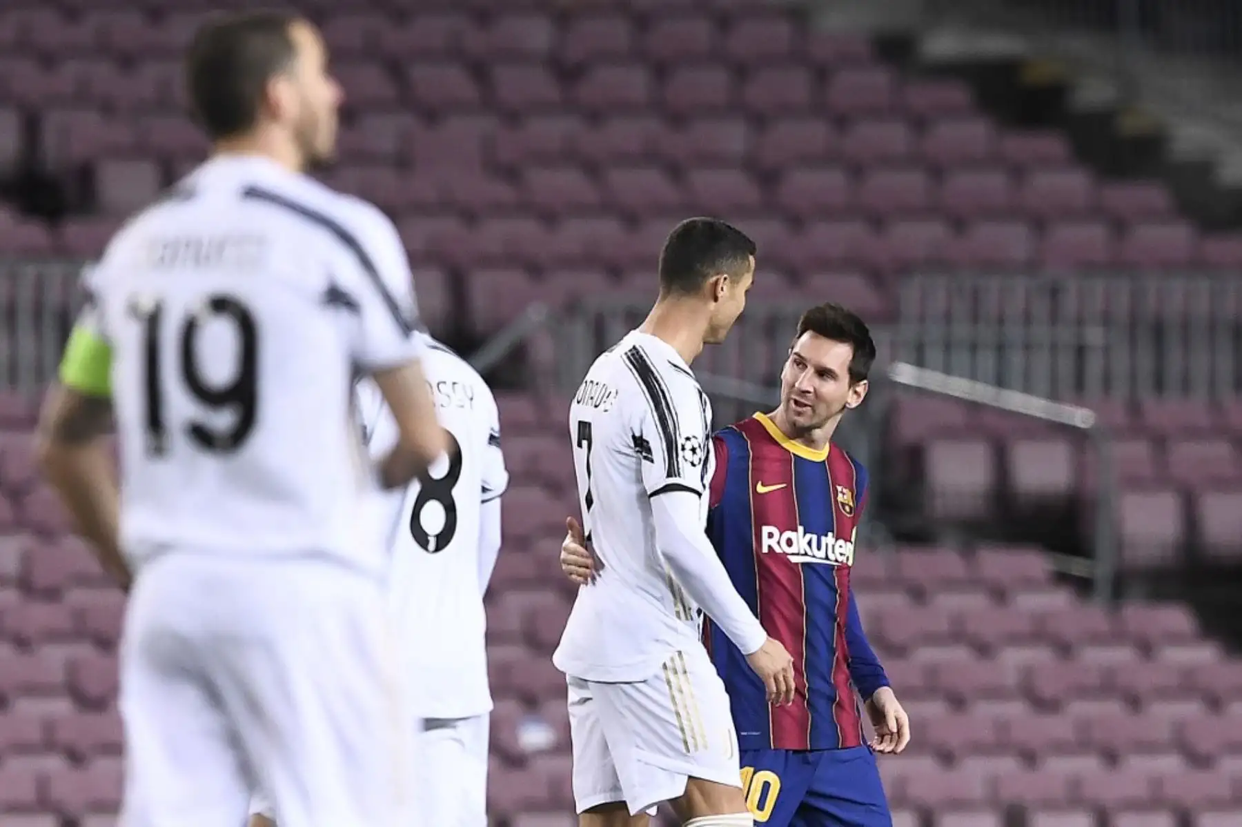 El delantero portugués de la Juventus, Cristiano Ronaldo, saluda al delantero argentino del Barcelona Lionel Messi (R) antes del partido de fútbol del grupo G de la Liga de Campeones de la UEFA entre el Barcelona y la Juventus en el estadio Camp Nou de Barcelona el 8 de diciembre de 2020. Foto: AFP