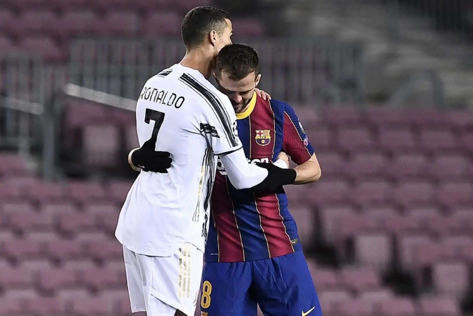 El delantero portugués de la Juventus, Cristiano Ronaldo (L), saluda al mediocampista bosnio de Barcelona, Miralem Pjanic, antes del partido de fútbol del grupo G de la Liga de Campeones de la UEFA entre el Barcelona y la Juventus en el estadio Camp Nou de Barcelona el 8 de diciembre de 2020. Foto: AFP