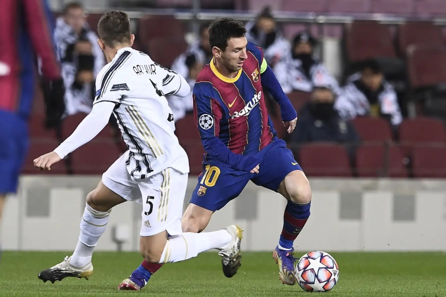 El delantero argentino del Barcelona Lionel Messi (R) desafía al mediocampista brasileño de la Juventus Arthur durante el partido de fútbol del grupo G de la Liga de Campeones de la UEFA entre el Barcelona y la Juventus en el estadio Camp Nou de Barcelona el 8 de diciembre de 2020. Foto: AFP