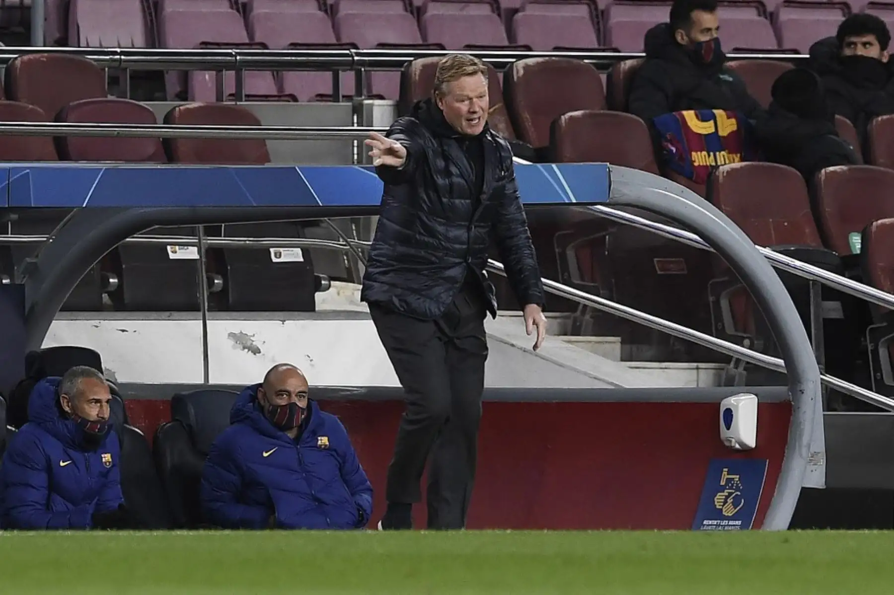 El entrenador holandés del Barcelona, Ronald Koeman, reacciona durante el partido de fútbol del grupo G de la Liga de Campeones de la UEFA entre el Barcelona y la Juventus en el estadio Camp Nou de Barcelona el 8 de diciembre de 2020. Foto: AFP