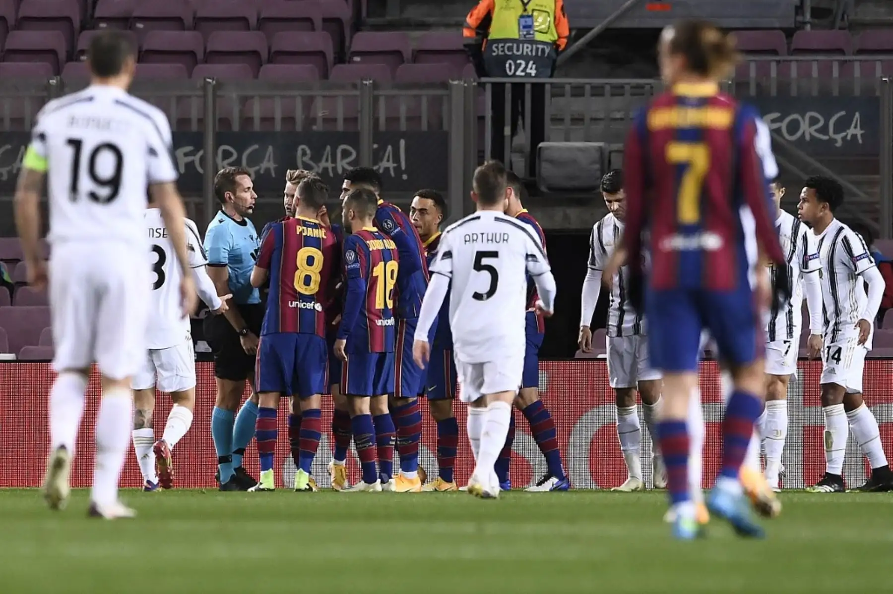 Los jugadores de Barcelona discuten con el árbitro alemán Tobias Stieler por una decisión de penalti durante el partido de fútbol del grupo G de la UEFA Champions League entre el Barcelona y la Juventus en el estadio Camp Nou de Barcelona el 8 de diciembre de 2020. Foto: AFP