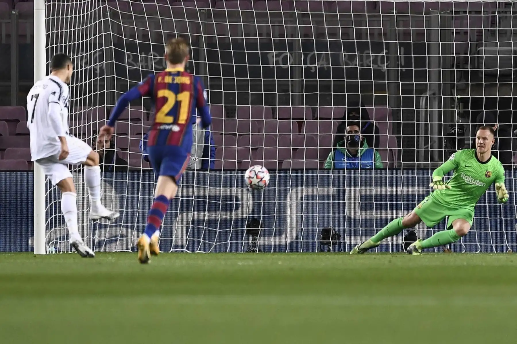 El delantero portugués de la Juventus, Cristiano Ronaldo (L), marca un penalti durante el partido de fútbol del grupo G de la Liga de Campeones de la UEFA entre el Barcelona y la Juventus en el estadio Camp Nou de Barcelona el 8 de diciembre de 2020. Foto: AFP