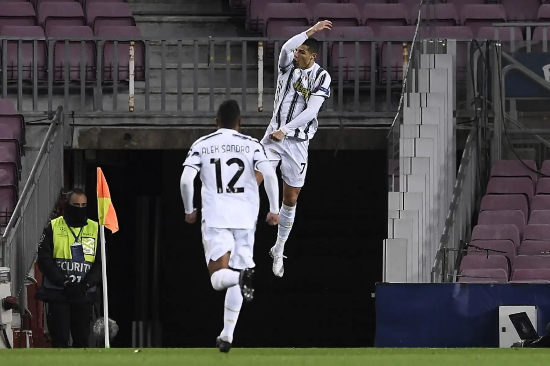 El delantero portugués de la Juventus, Cristiano Ronaldo (atrás), celebra tras marcar un gol durante el partido de fútbol del grupo G de la Liga de Campeones de la UEFA entre el Barcelona y la Juventus en el estadio Camp Nou de Barcelona el 8 de diciembre de 2020. Foto: AFP